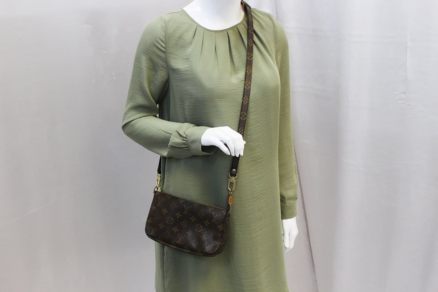 LOUIS VUITTON Pouch Monogram Canvas Pochette Accessoires Long Strap