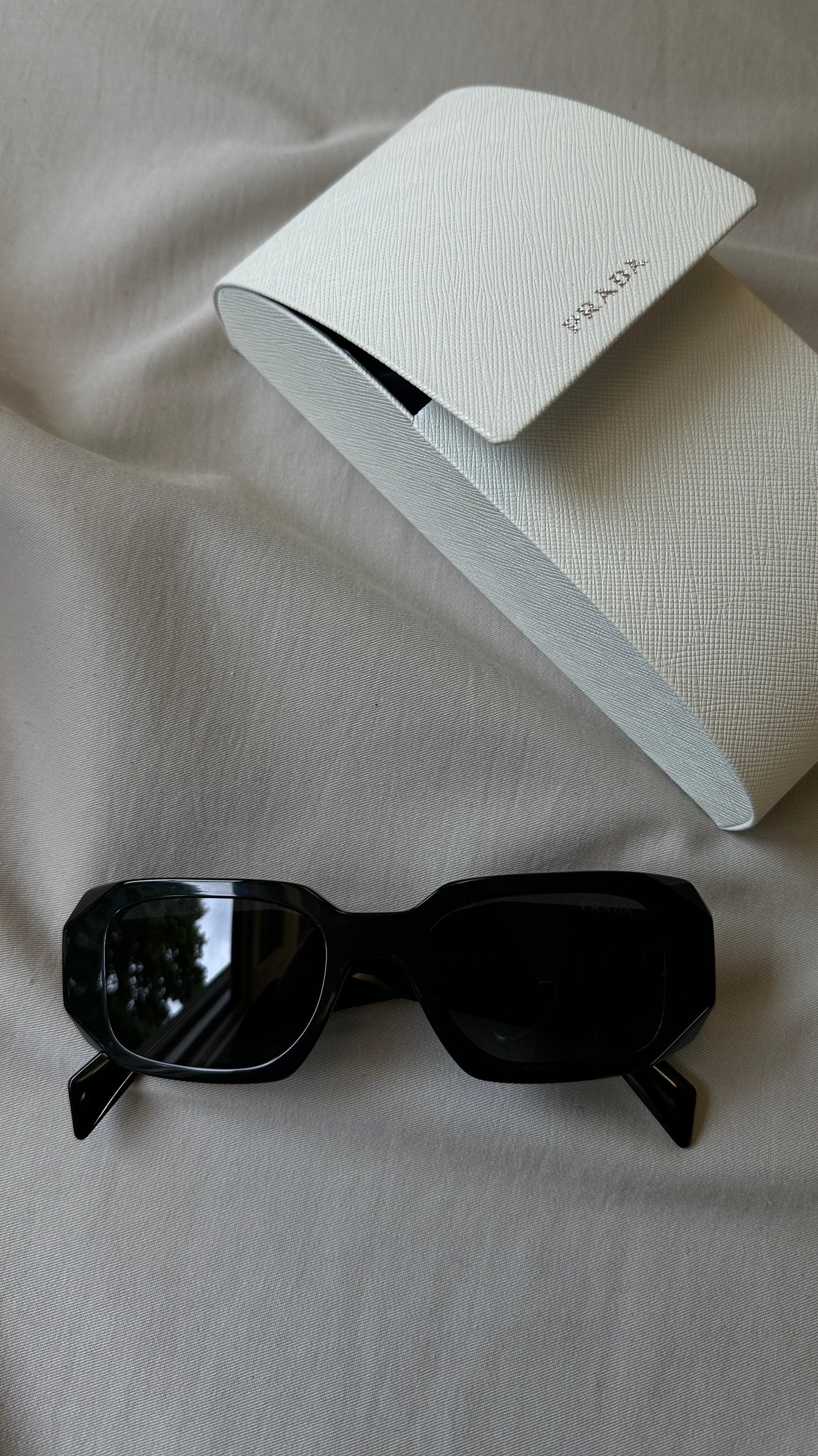 PRADA Sunglasses Black SPR17W