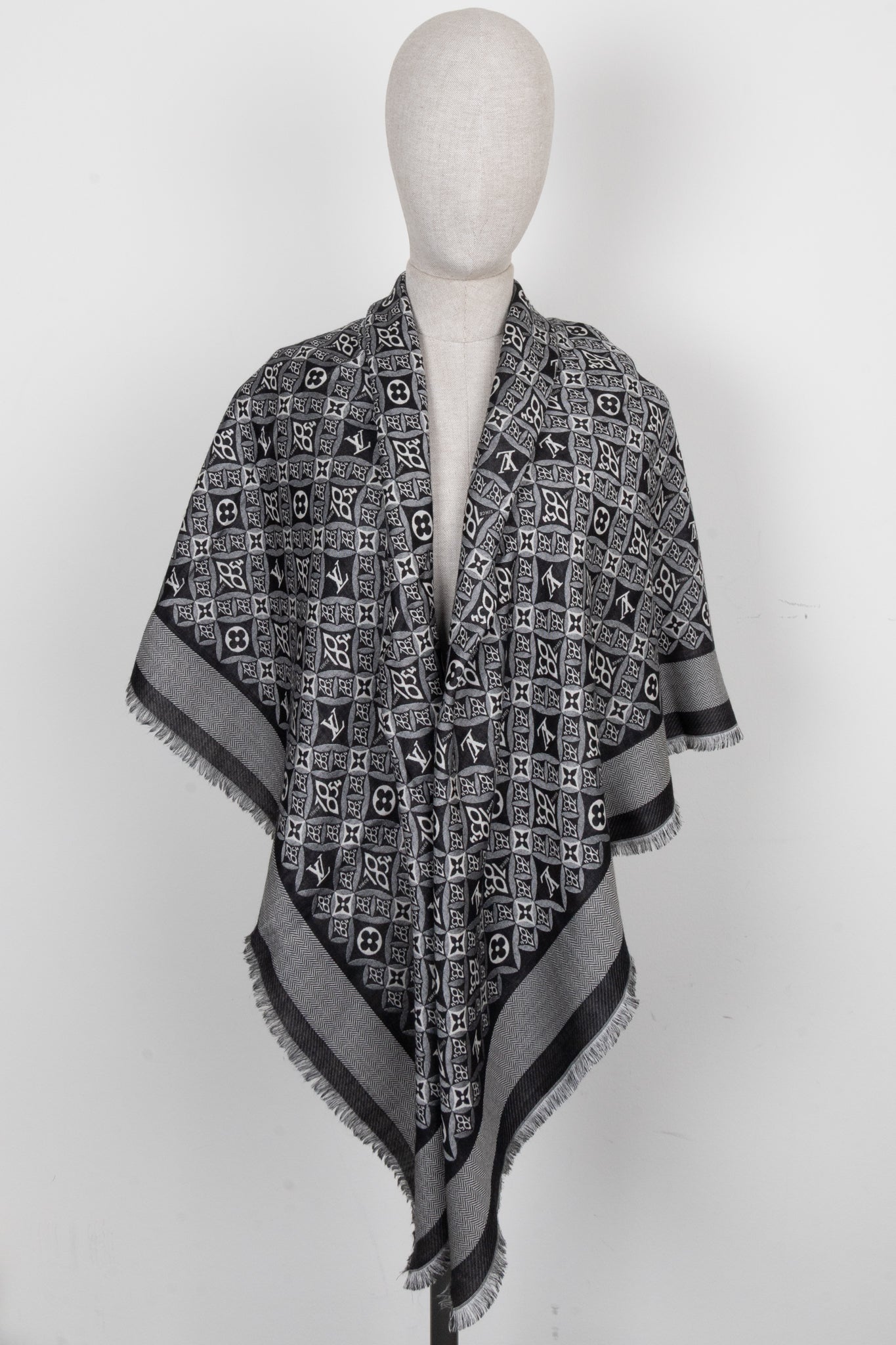 LOUIS VUITTON Fringed MNG Scarf Black White