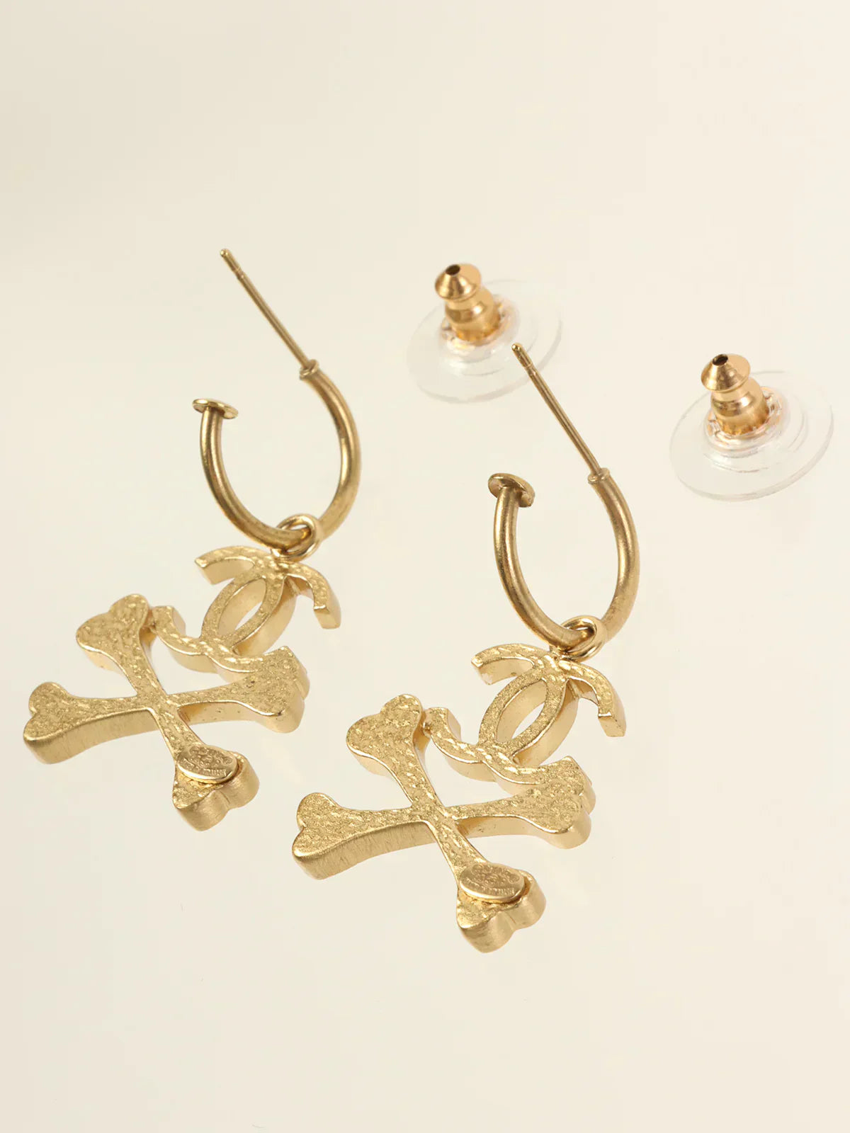 CHANEL 2003 Made Crossed Bone Cc Mark Pierced Earrings Gold/Yellow