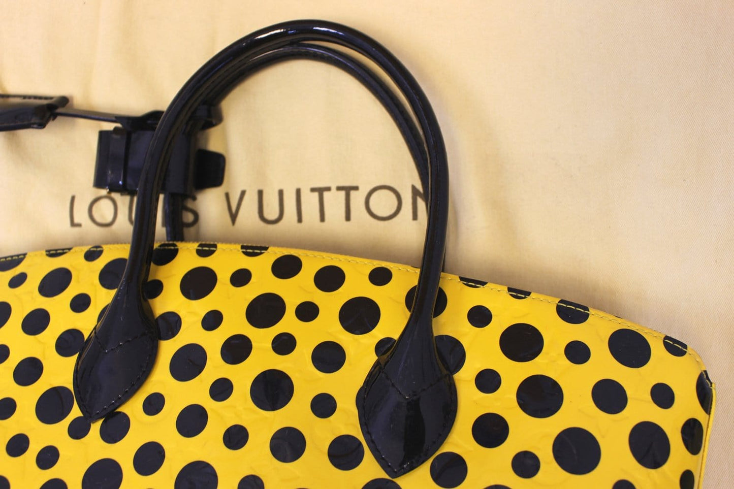 LOUIS VUITTON Limited Yayoi Kusama Yellow Vernis Black Dots Lockit MM Bag