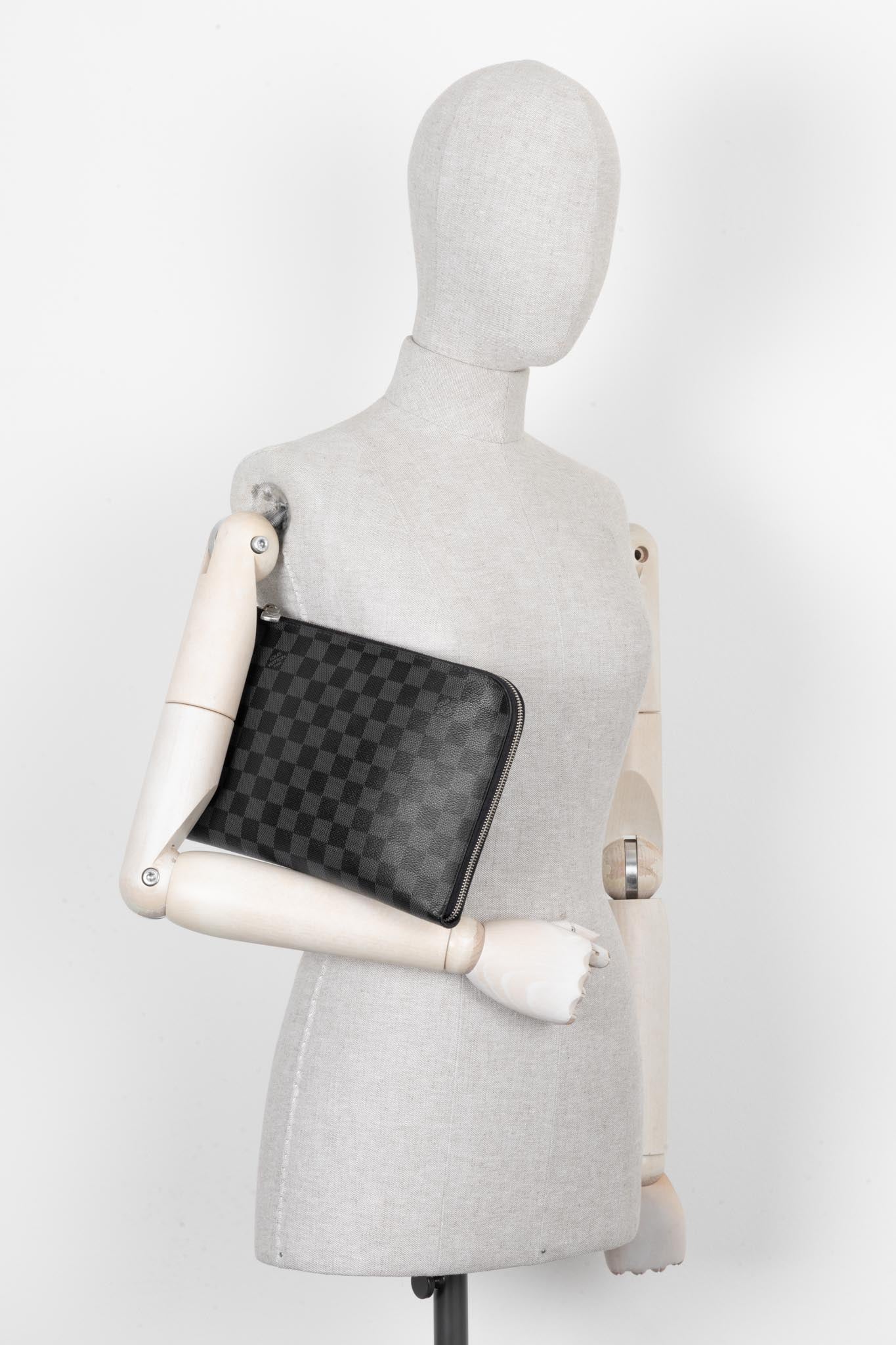LOUIS VUITTON Pochette Damier Graphite
