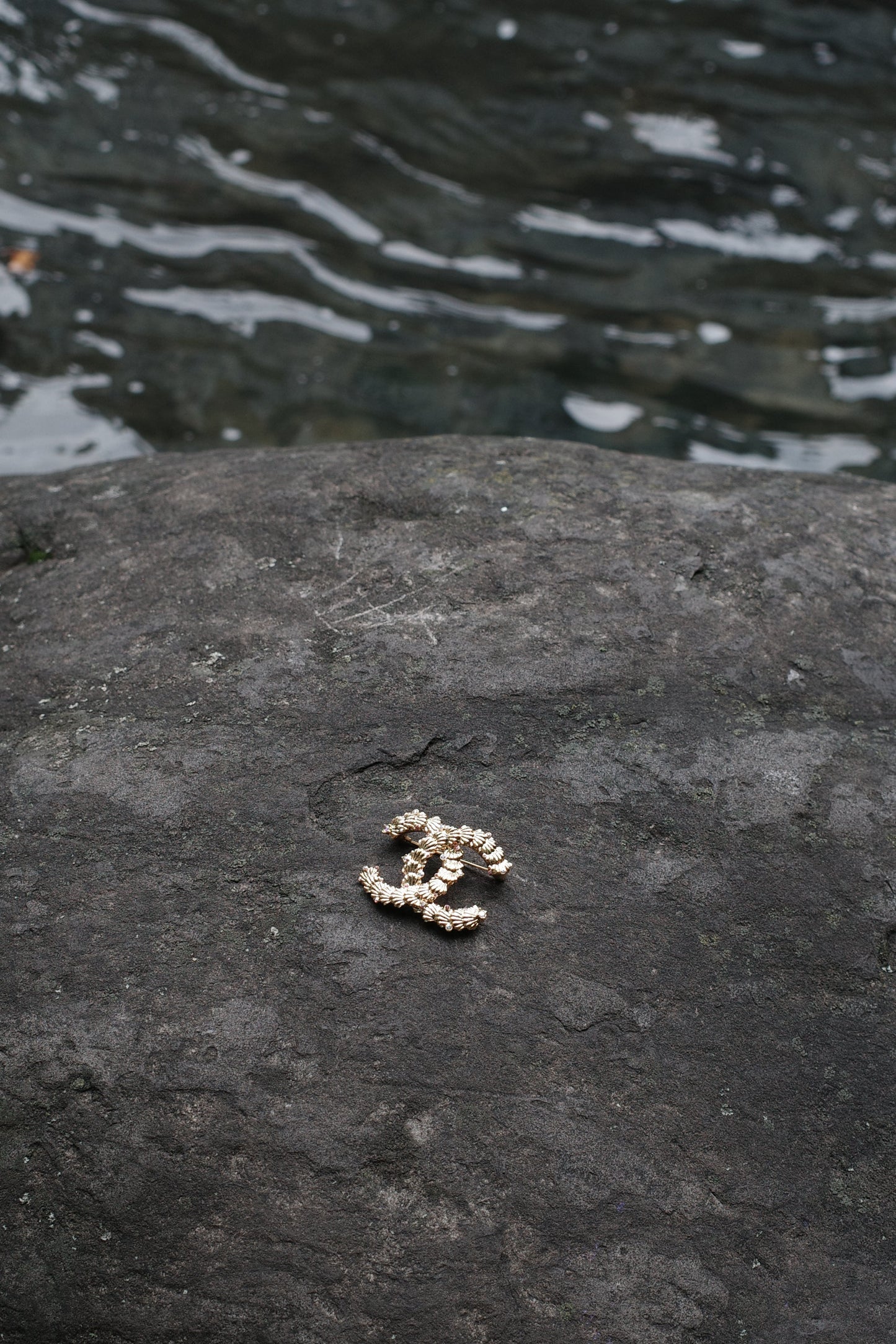 CHANEL Seashell CC Brooch Gold