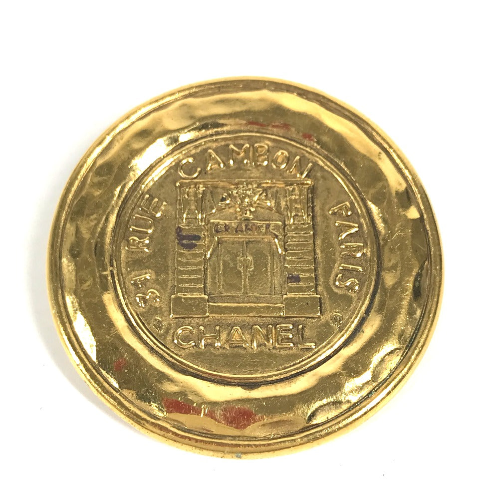 CHANEL Brooch metal gold   round logo Women