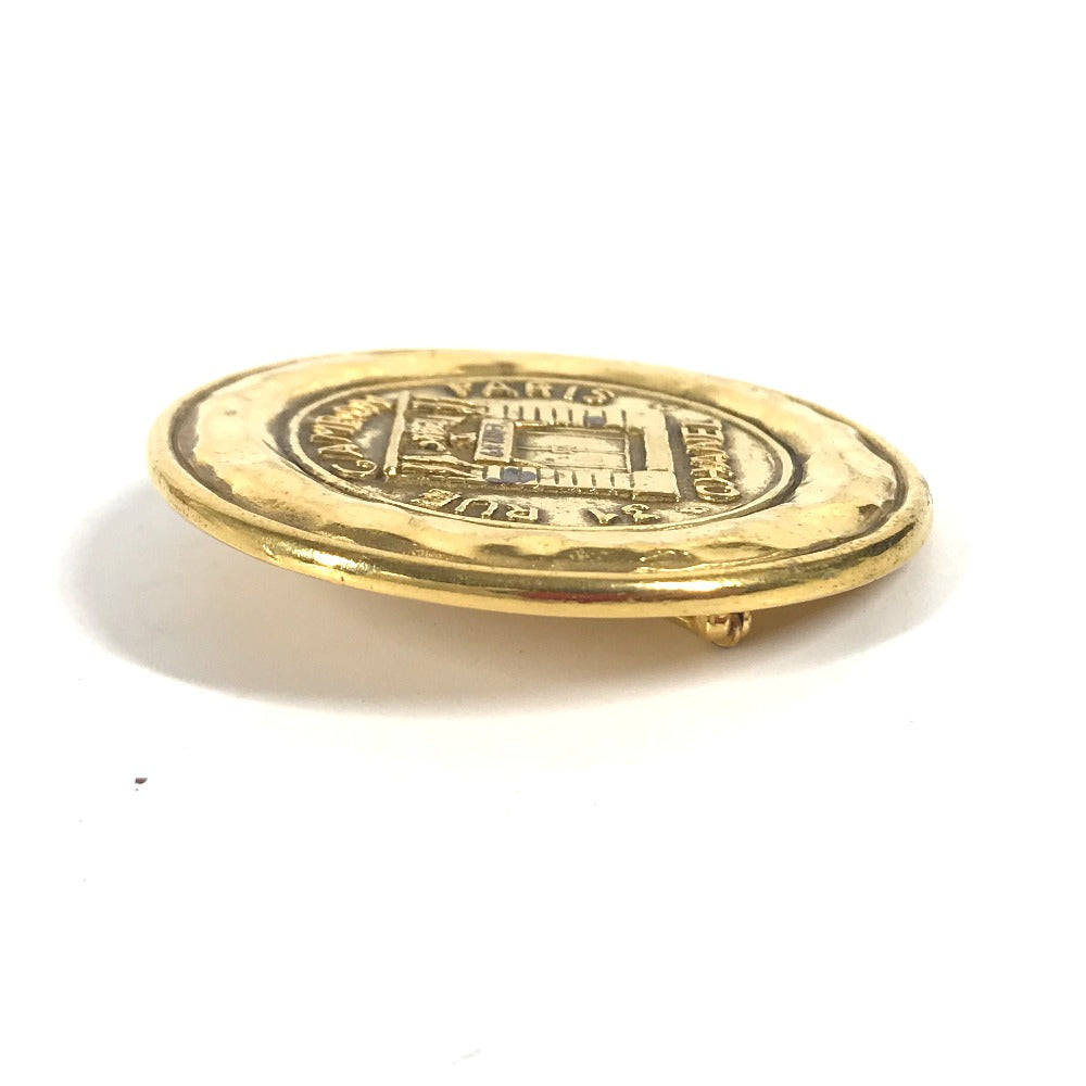 CHANEL Brooch metal gold   round logo Women