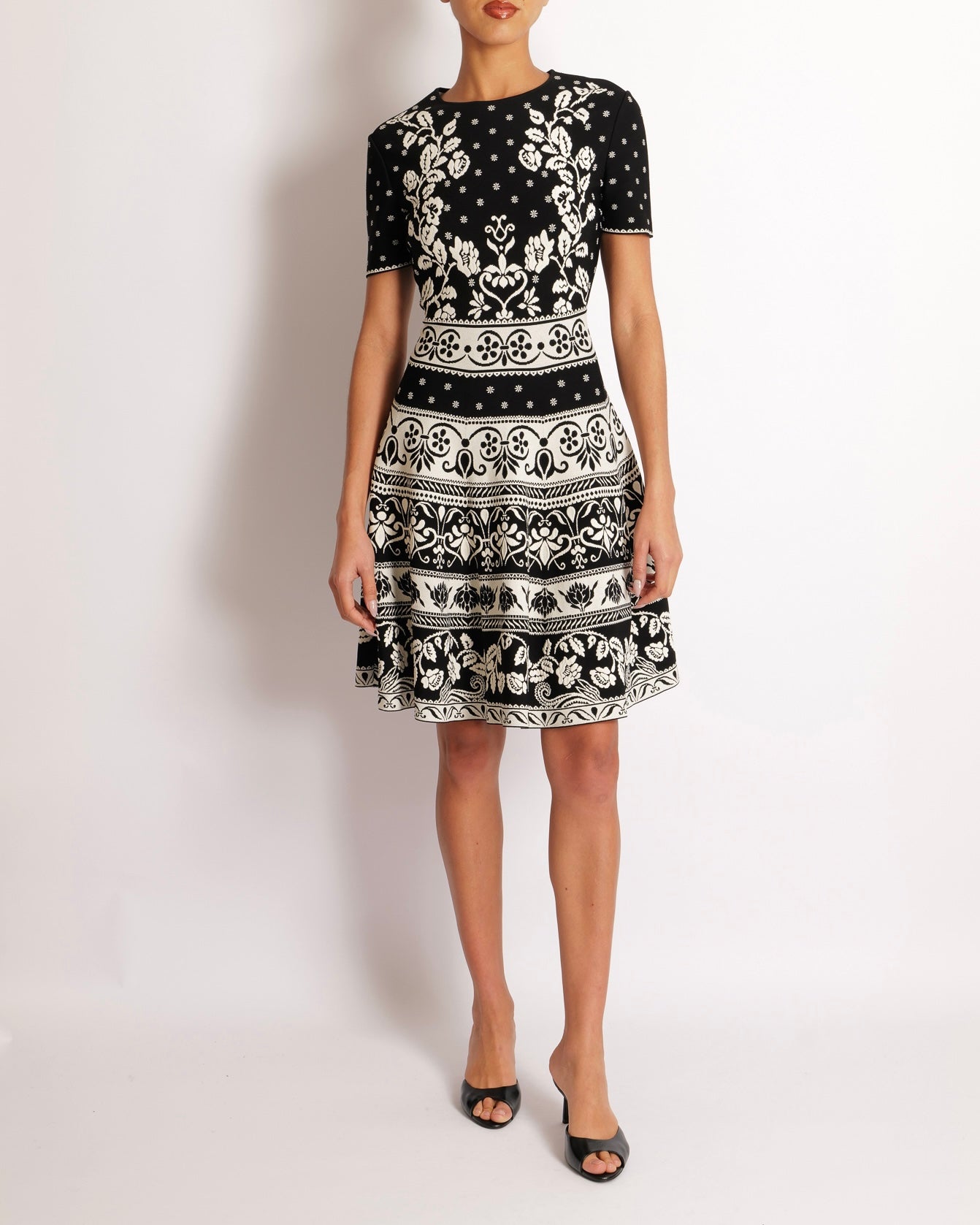 Alexander McQueen Black and White Short-Sleeved Mini Dress with Floral Print Details Size IT 44 (UK 12)