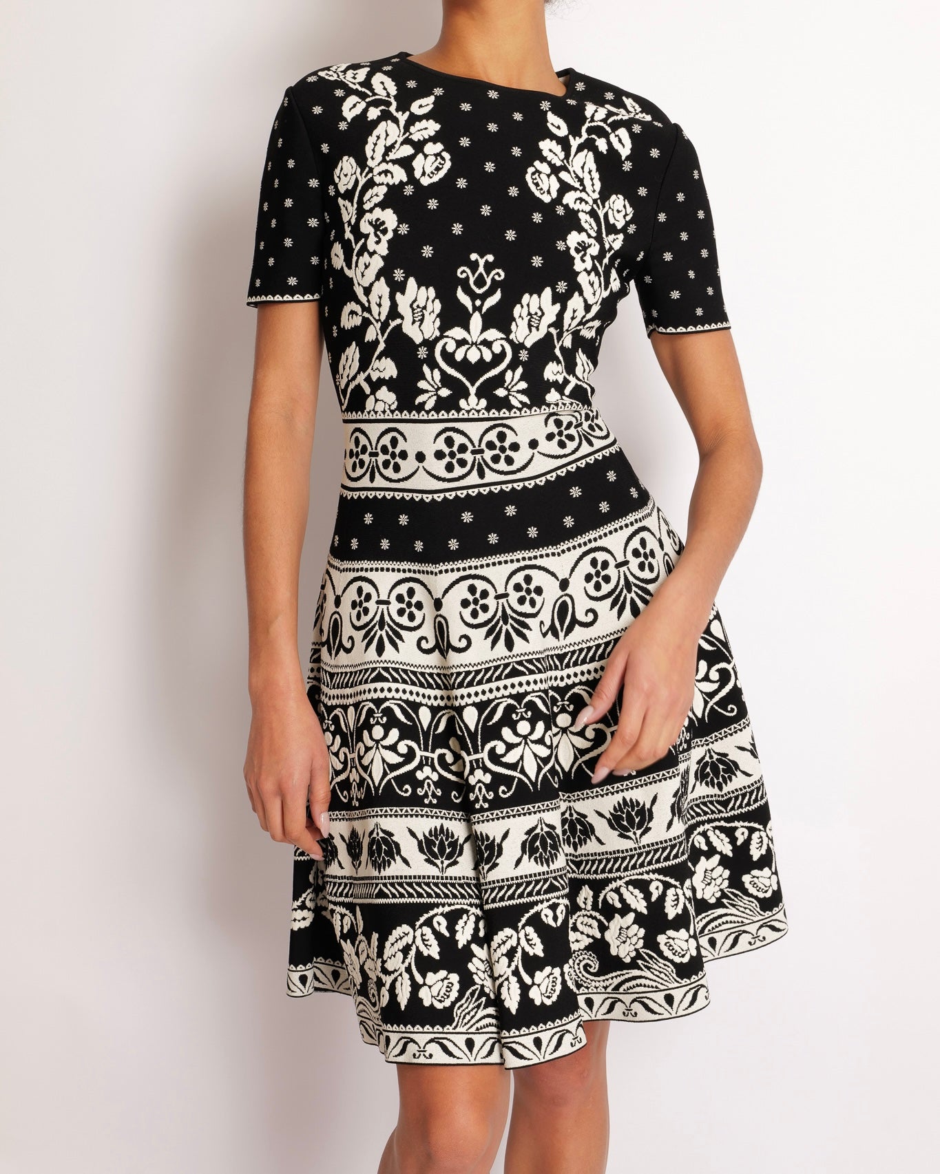 Alexander McQueen Black and White Short-Sleeved Mini Dress with Floral Print Details Size IT 44 (UK 12)
