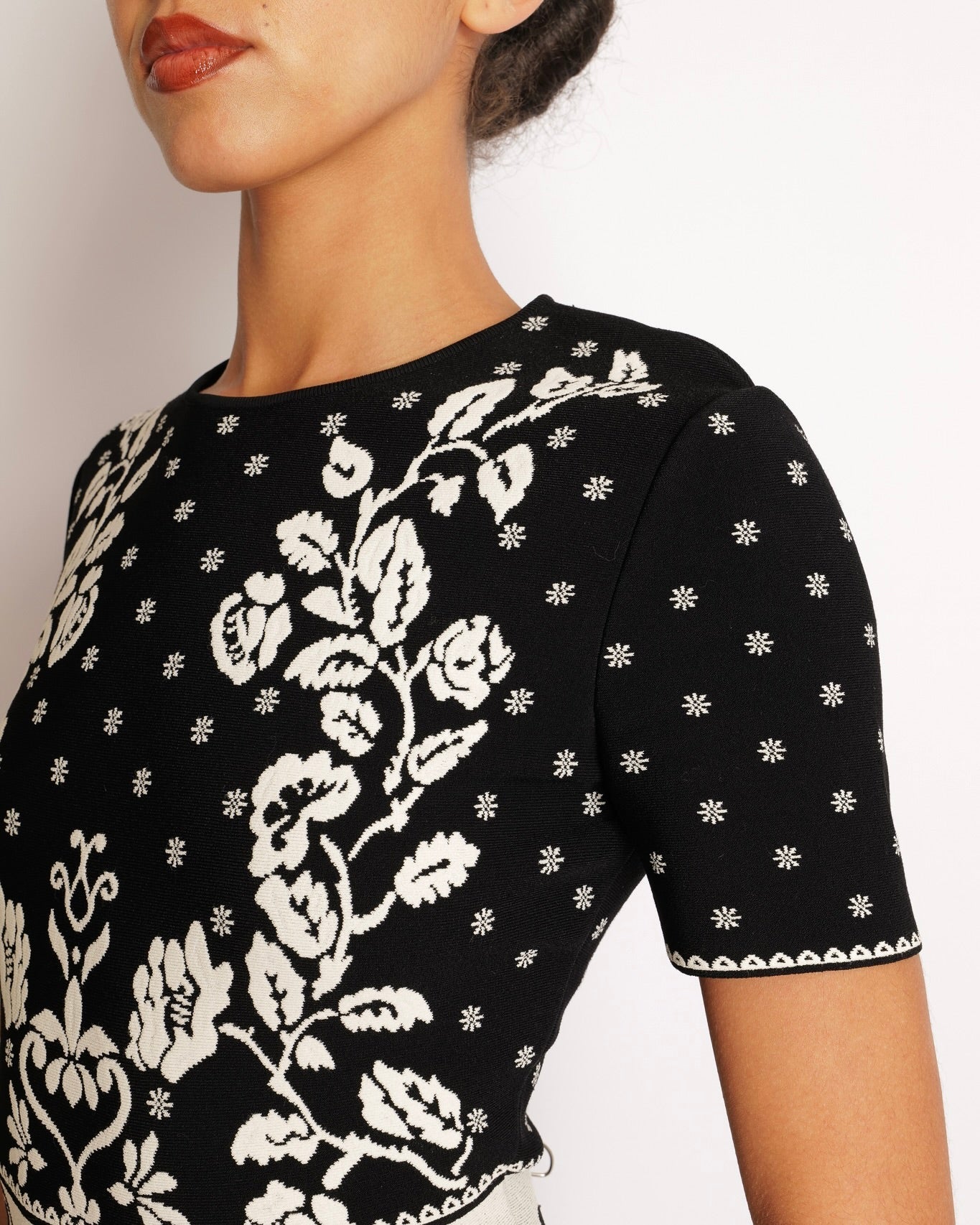 Alexander McQueen Black and White Short-Sleeved Mini Dress with Floral Print Details Size IT 44 (UK 12)
