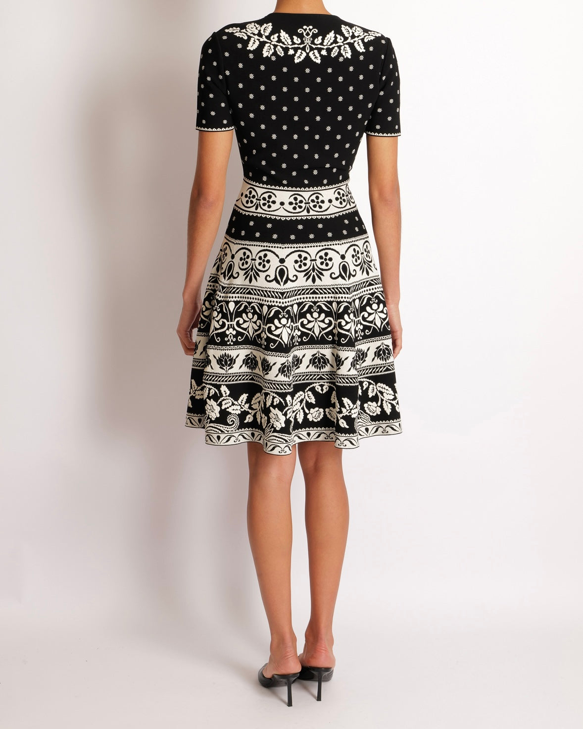 Alexander McQueen Black and White Short-Sleeved Mini Dress with Floral Print Details Size IT 44 (UK 12)