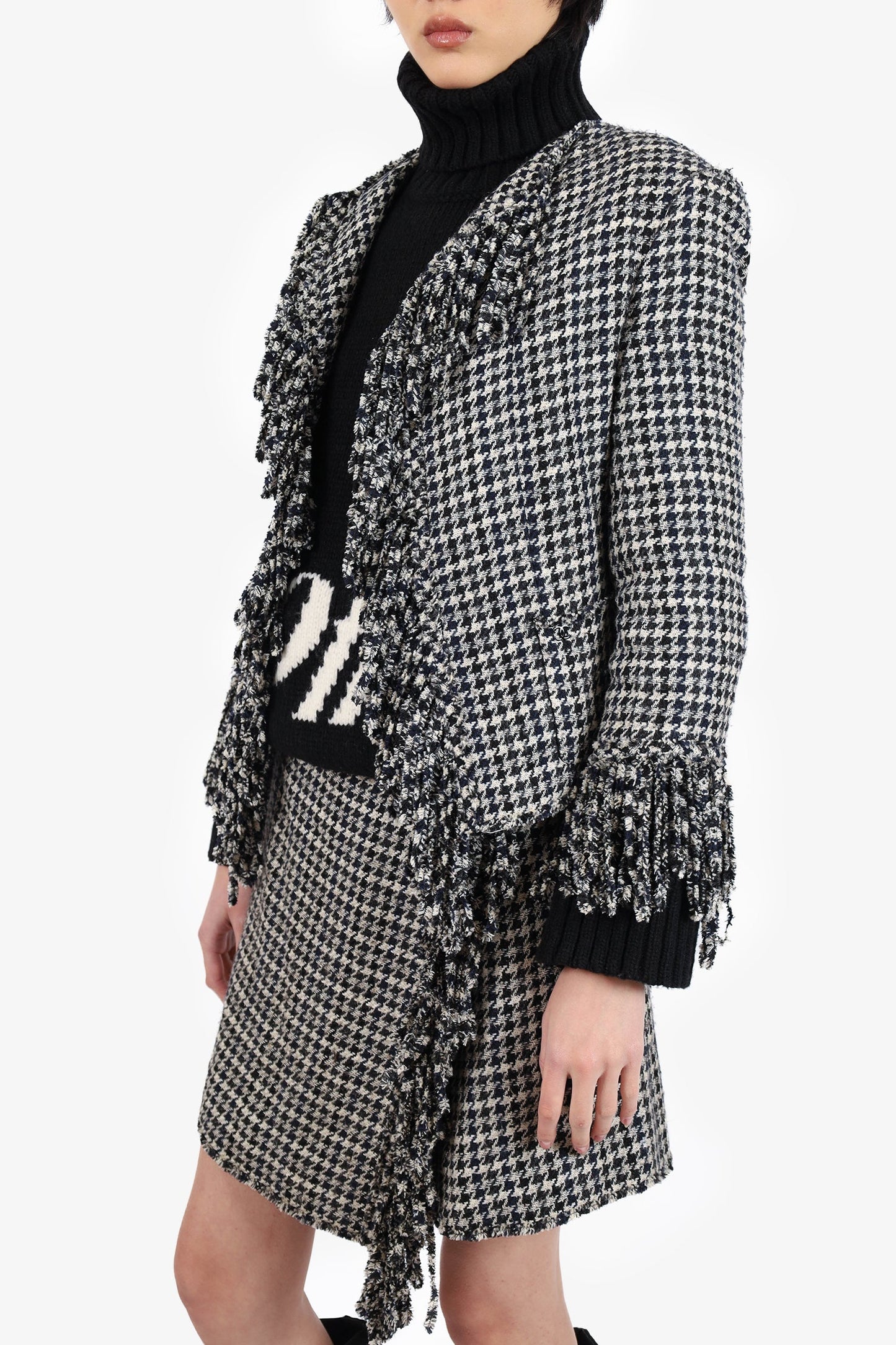 Pre-Loved Chanel™ 07P Black/White Houndstooth Tweed Fringe Jacket with Skirt Set Size 40/42