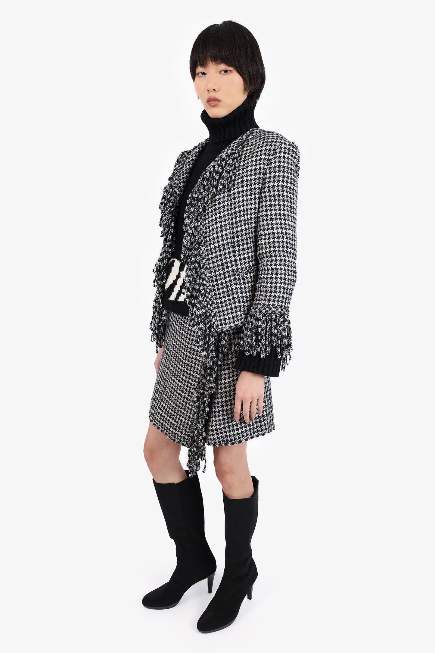 Pre-Loved Chanel™ 07P Black/White Houndstooth Tweed Fringe Jacket with Skirt Set Size 40/42