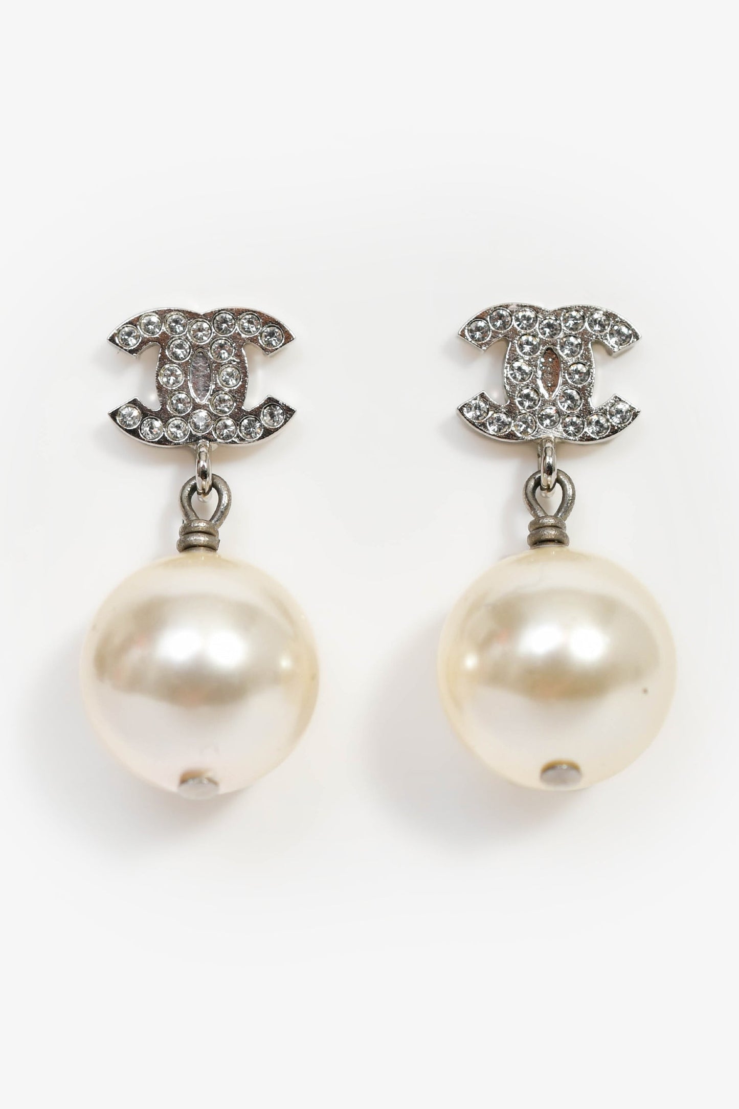 Pre-Loved Chanel™ 2022 Silver Tone CC Pearl Earrings