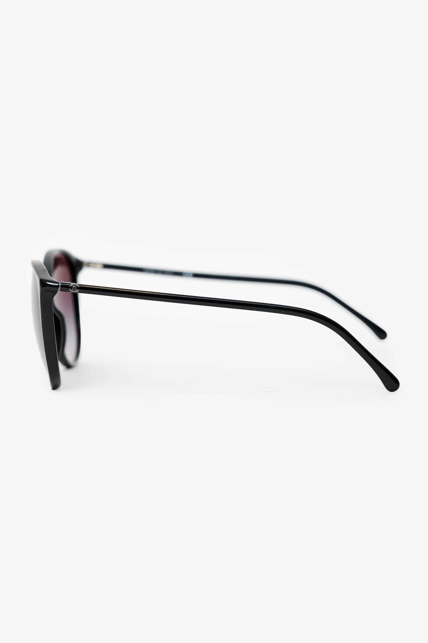 Pre-Loved Chanel™ Black Frame Interlocking CC Logo Round Sunglasses