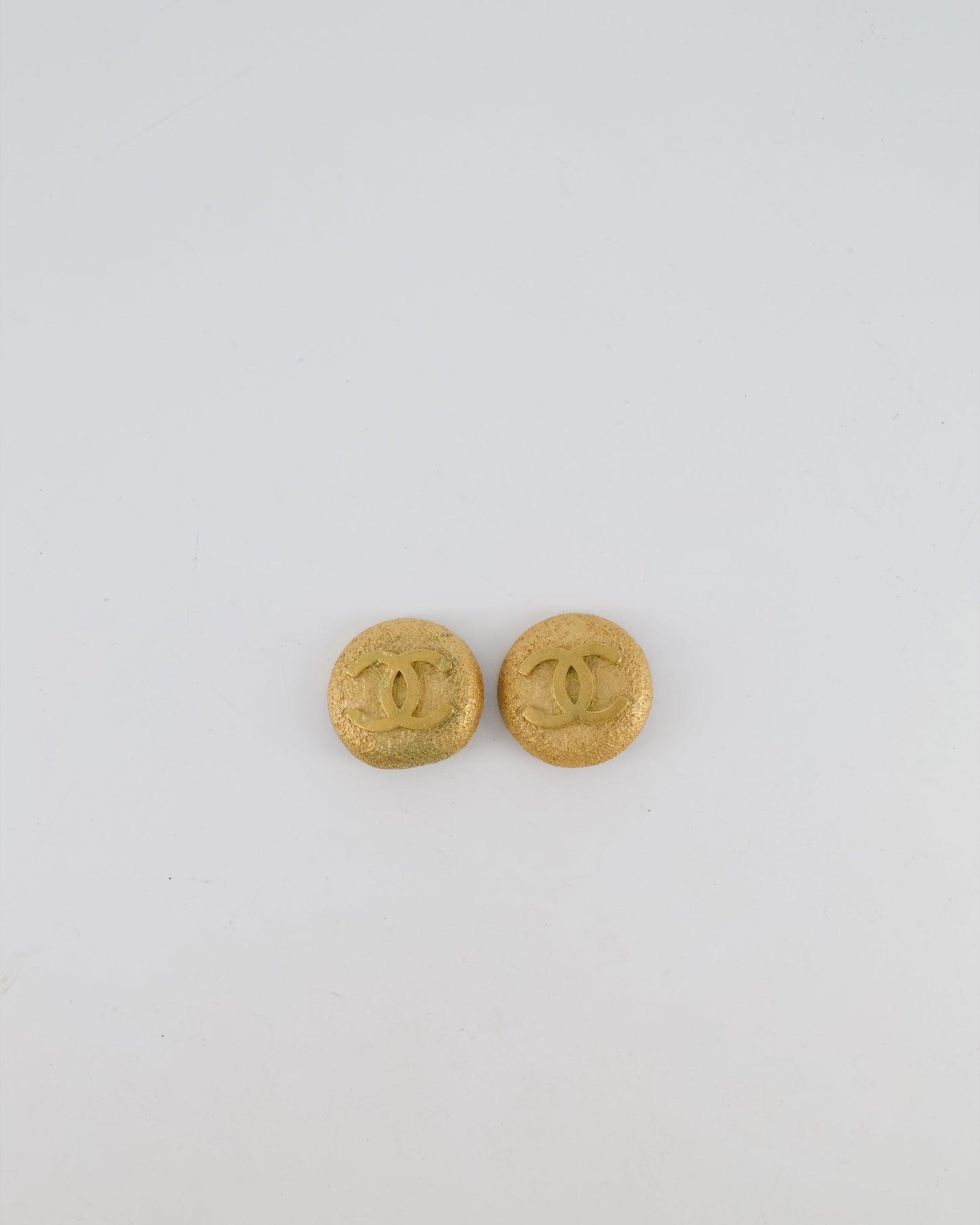 Chanel 94P   Gold Textured Round Clip-On Earrings with Gold CC Logo