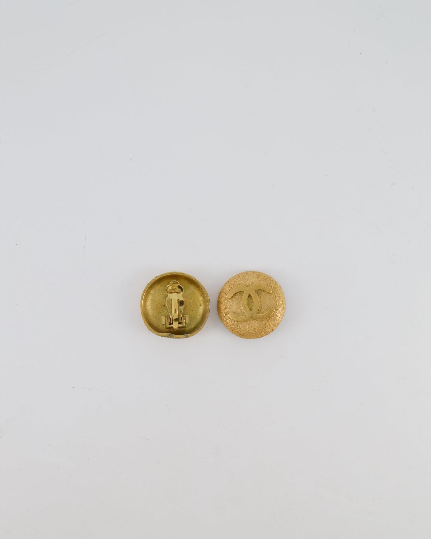 Chanel 94P   Gold Textured Round Clip-On Earrings with Gold CC Logo