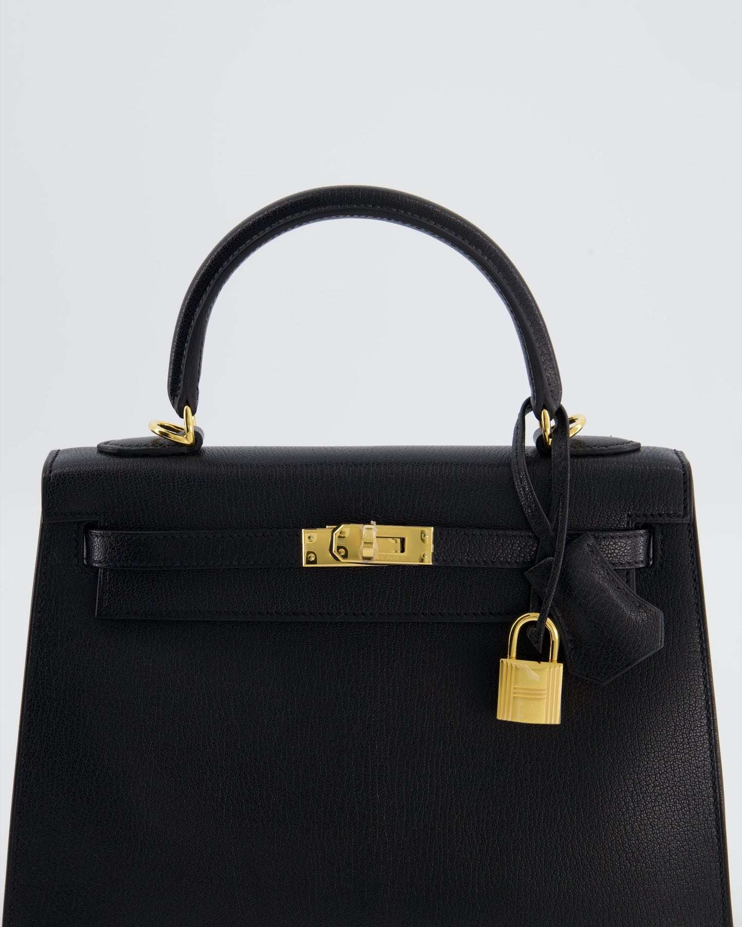 *SUPER RARE* Herm�s Kelly 25 Sellier Bag in Noir Ch�vre Chamkila Leather with Gold Hardware