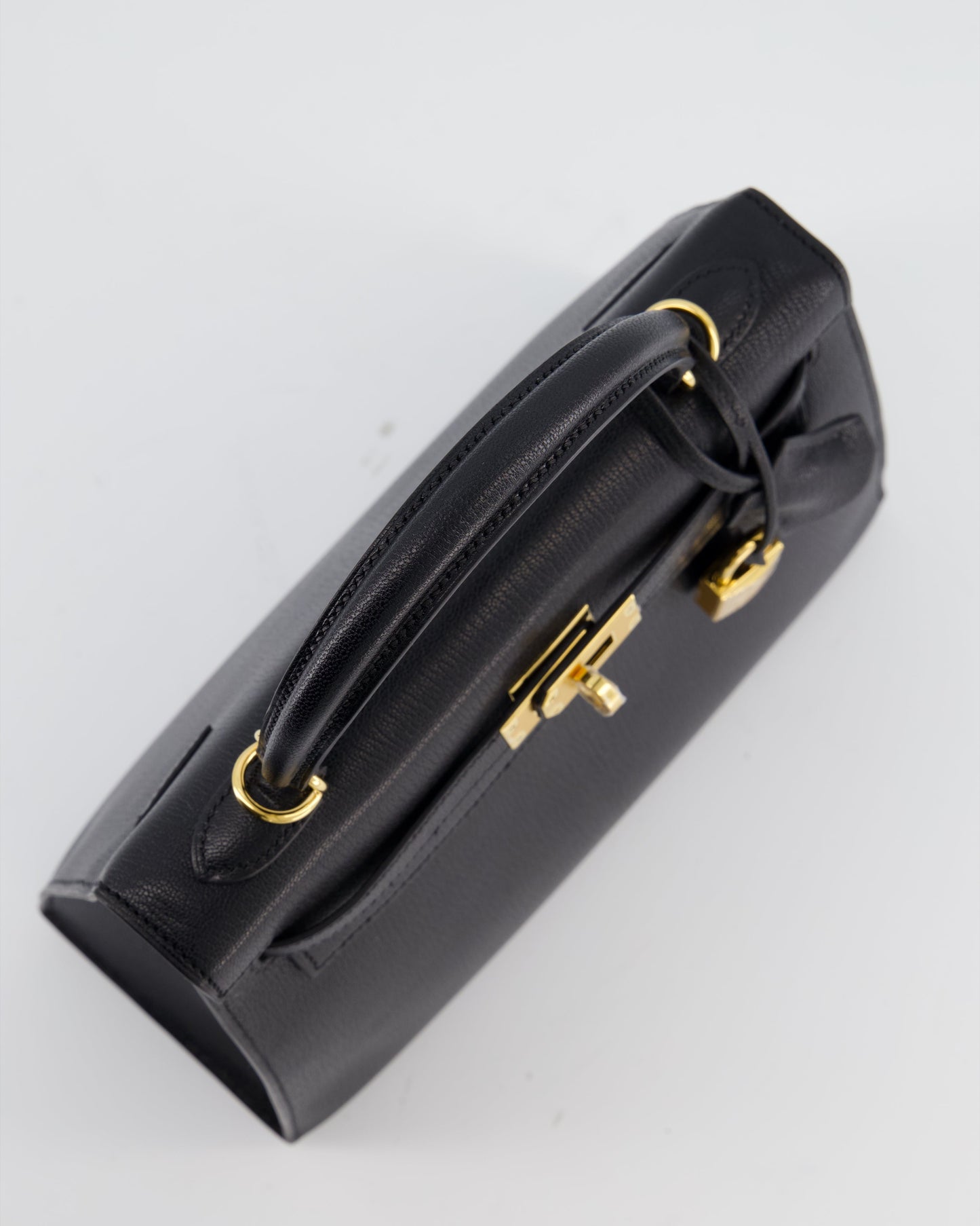 *SUPER RARE* Herm�s Kelly 25 Sellier Bag in Noir Ch�vre Chamkila Leather with Gold Hardware