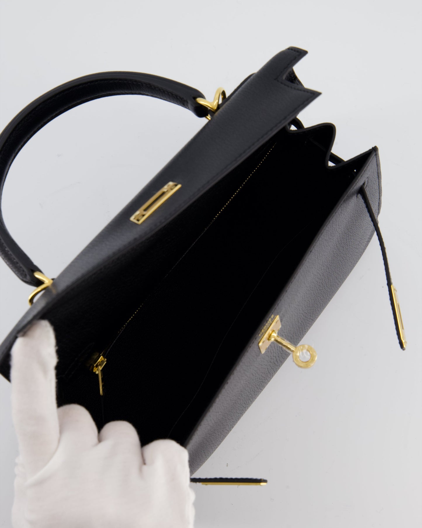 *SUPER RARE* Herm�s Kelly 25 Sellier Bag in Noir Ch�vre Chamkila Leather with Gold Hardware
