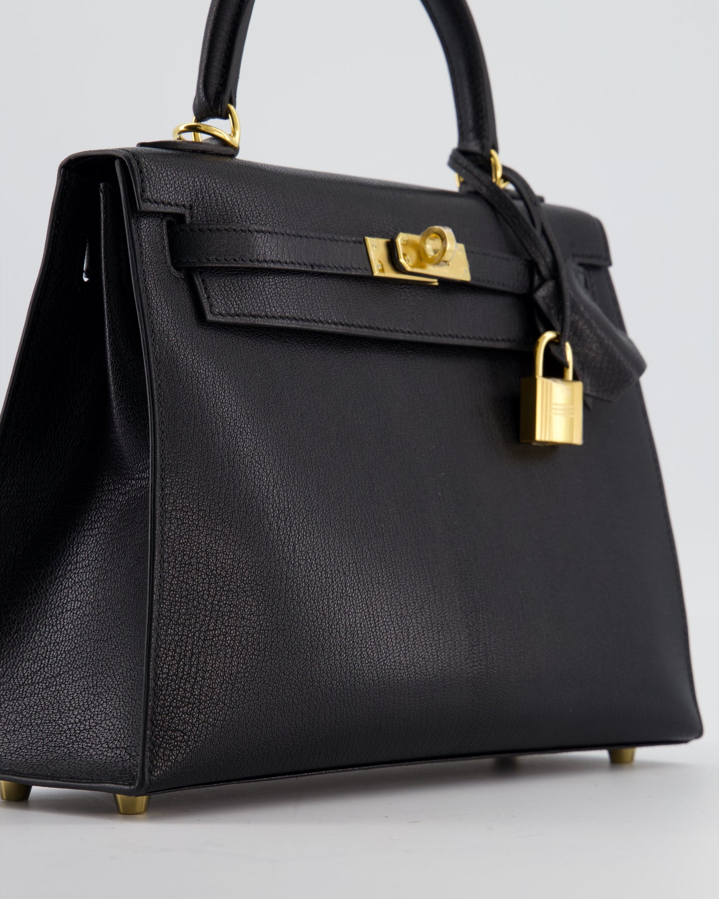 *SUPER RARE* Herm�s Kelly 25 Sellier Bag in Noir Ch�vre Chamkila Leather with Gold Hardware