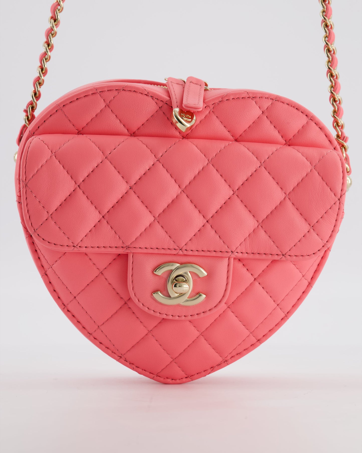 *RARE* Chanel 22C Pink Heart Crossbody bag in Lambskin Leather with Champagne Gold Hardware