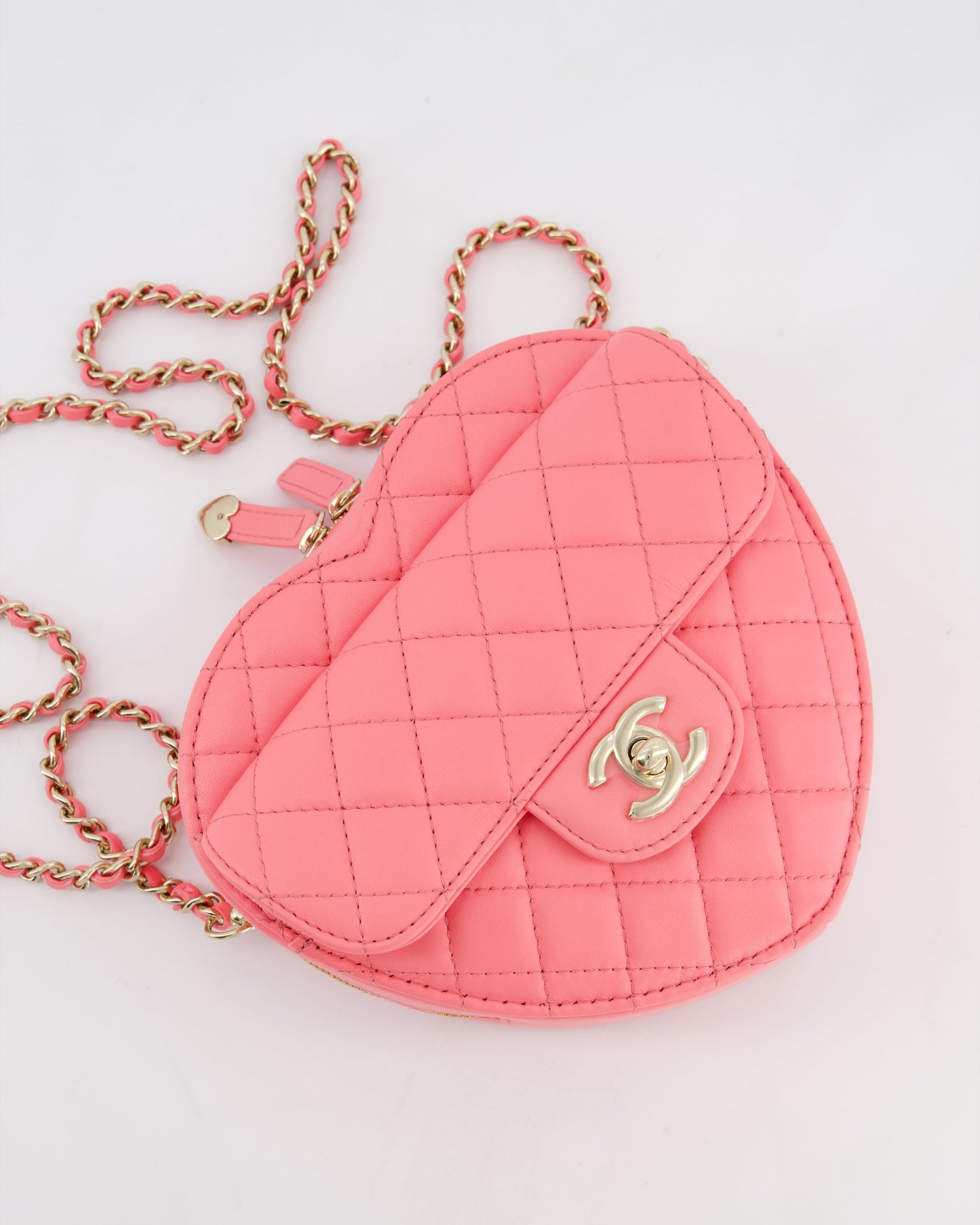 *RARE* Chanel 22C Pink Heart Crossbody bag in Lambskin Leather with Champagne Gold Hardware