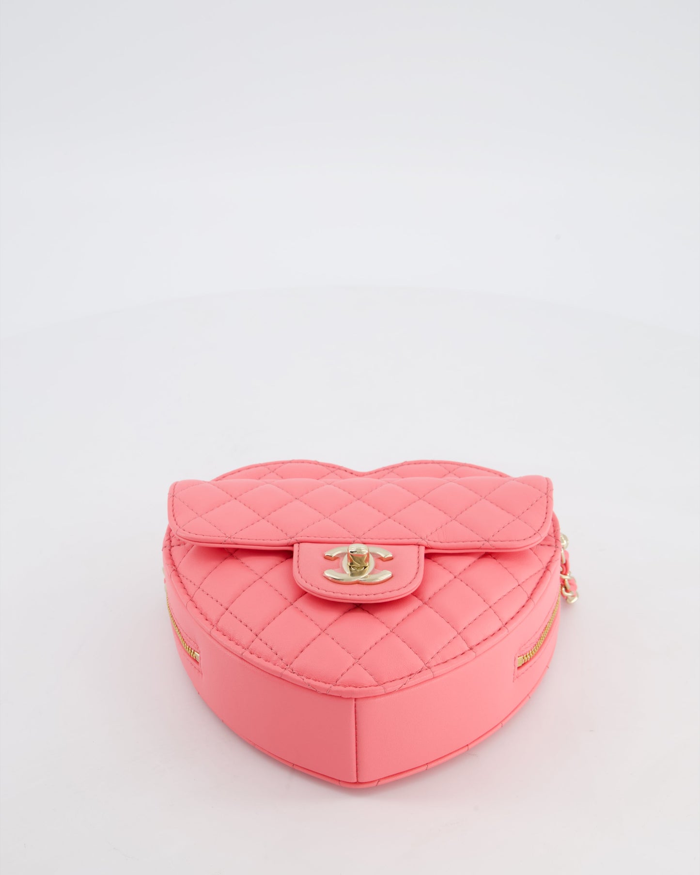 *RARE* Chanel 22C Pink Heart Crossbody bag in Lambskin Leather with Champagne Gold Hardware