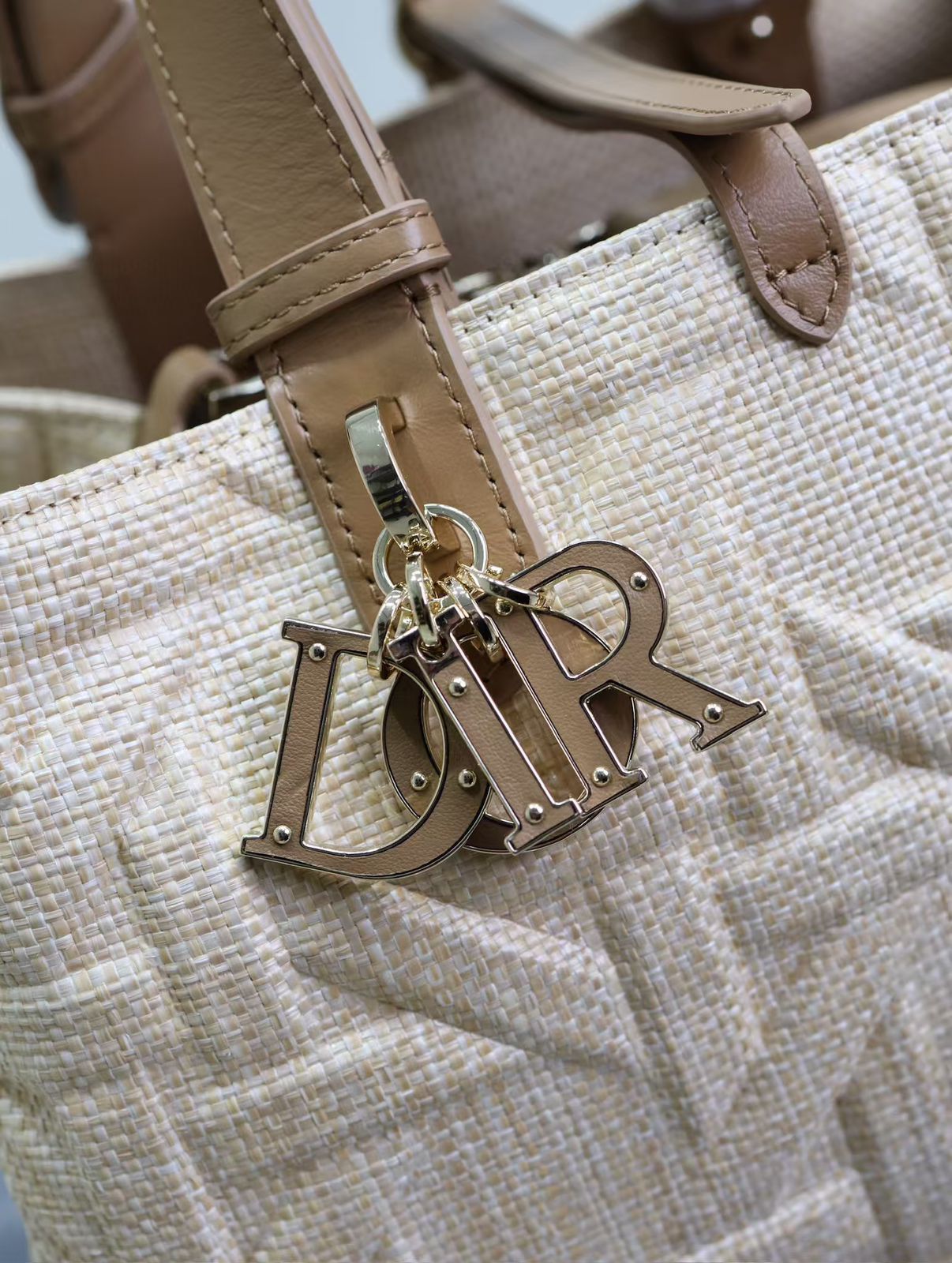 DIOR