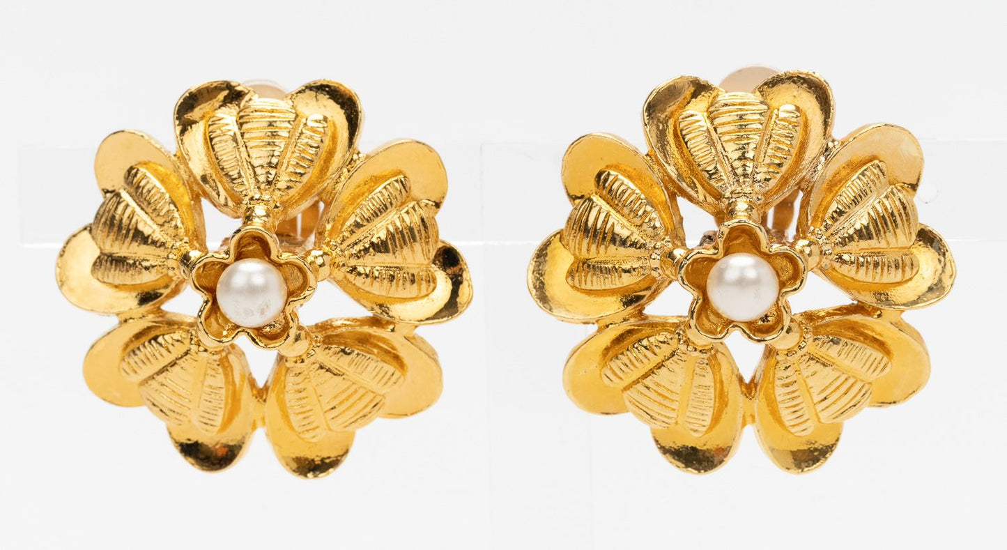 Chanel 70s   Flower Pearl Clip Ons