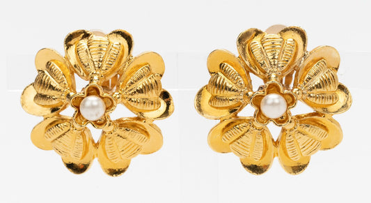 Chanel 70s   Flower Pearl Clip Ons
