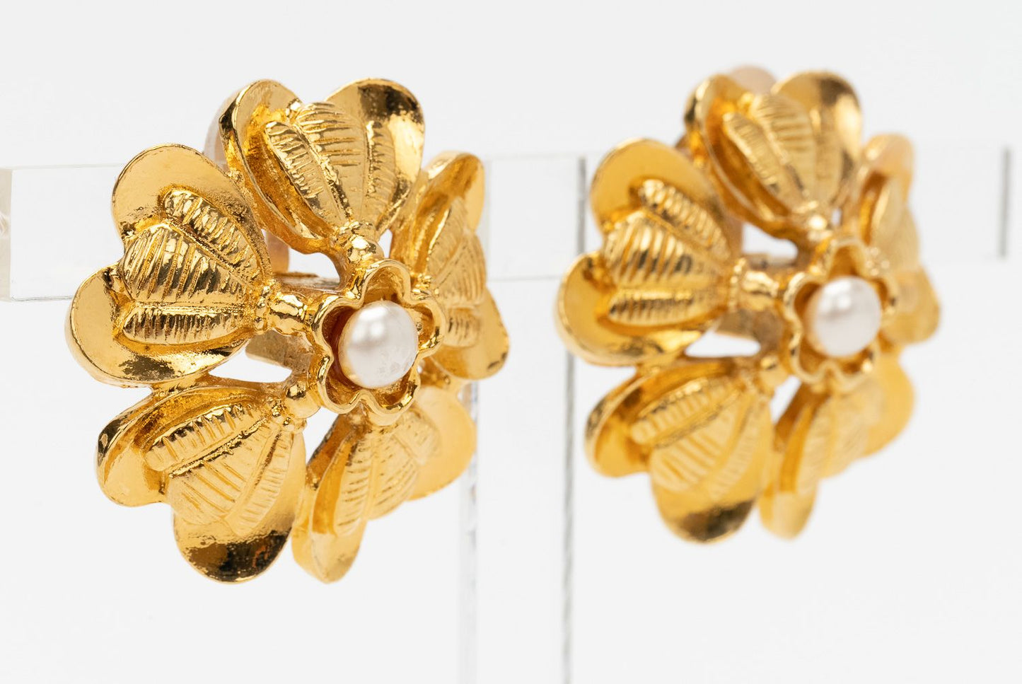 Chanel 70s   Flower Pearl Clip Ons