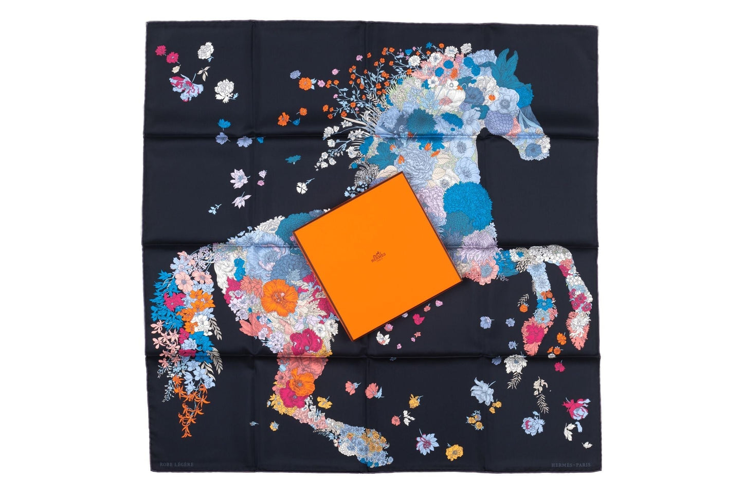 Hermes Carré âœRobe Legereâ? in Navy BNIB