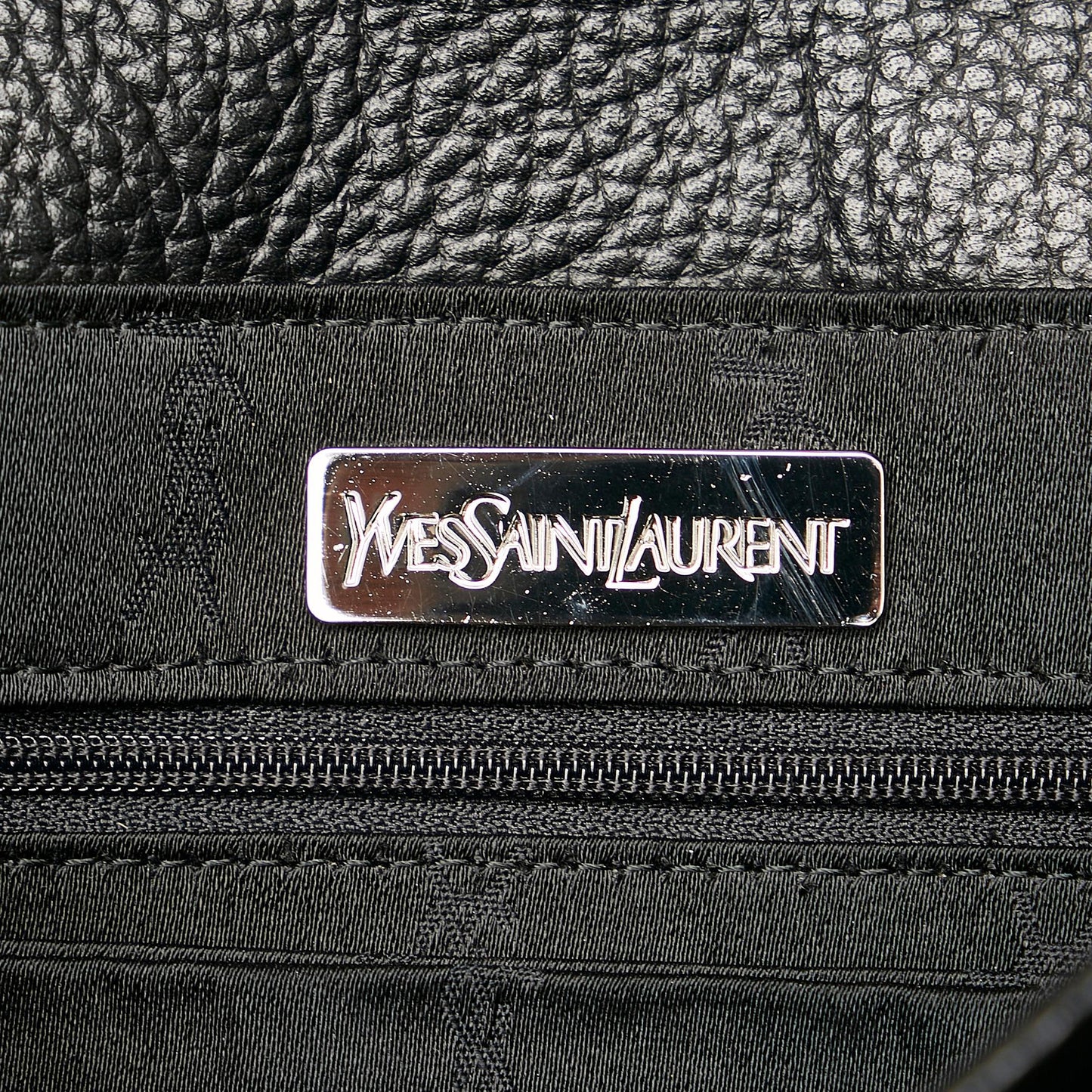 Saint Laurent Leather Shoulder Bag (SHG-31797