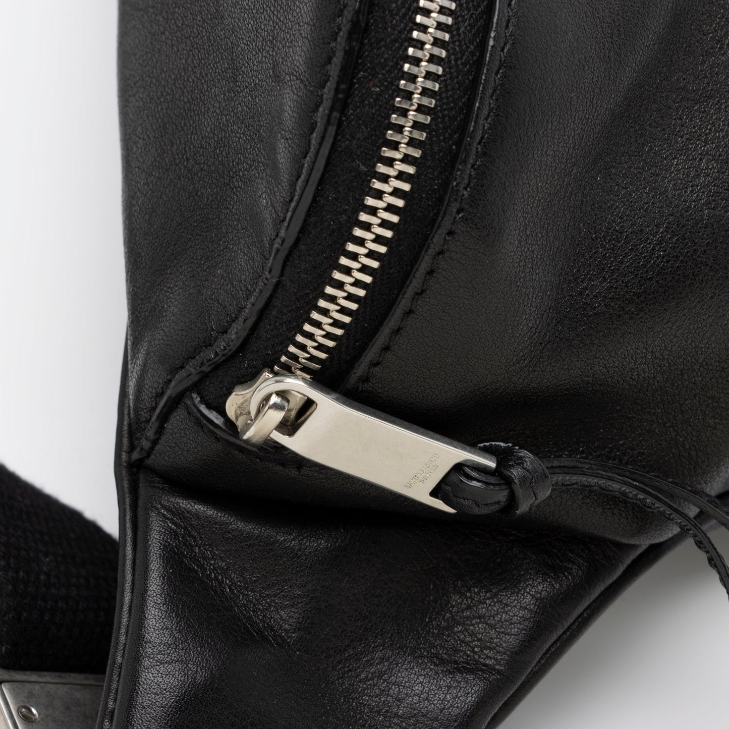 Saint Laurent Soft Calfskin Logo Classic Zipped Crossbody Belt Bag 518wkT