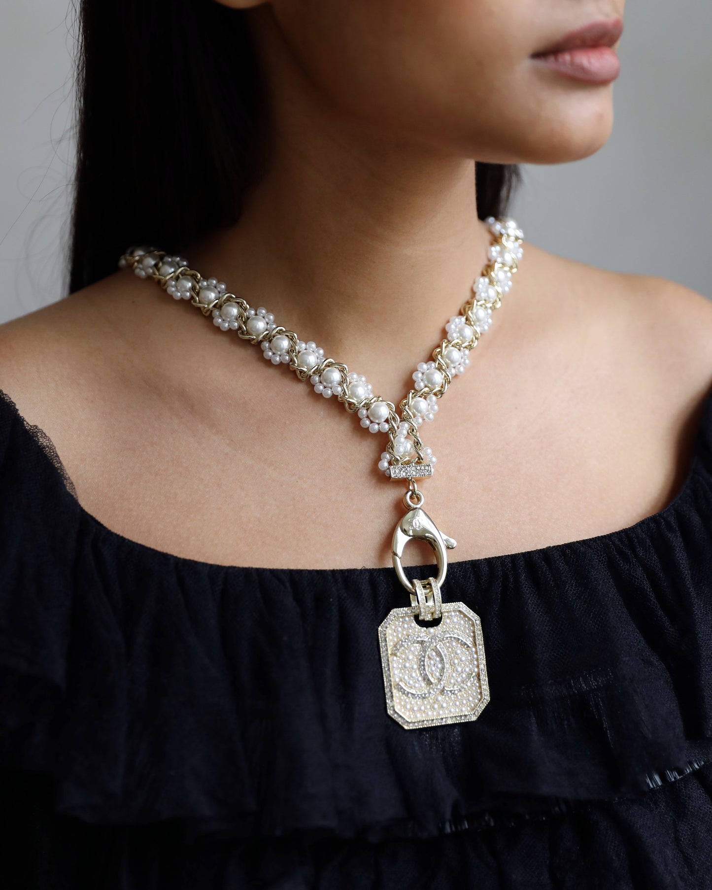 Chanel 21/A MŽtiers dÕArt Champagne Gold Medallion CC Pearl Necklace