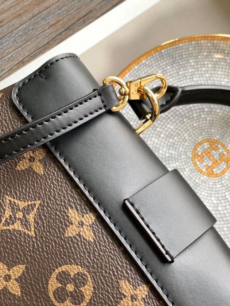 Top Quality Locky BB Monogram Canvas Black For Women, Womens Handbags, Shoulder And Crossbody Bags 7.9in/20cm Top Quality M44141