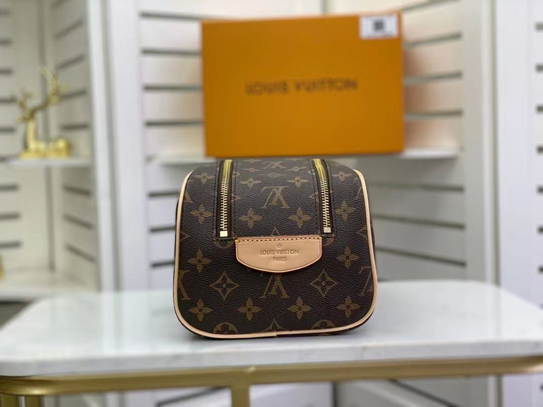 Top Quality King Size Toiletry Monogram Canvas For Women, WoBags, Travel Bags 11in/28cm Top Quality M47528