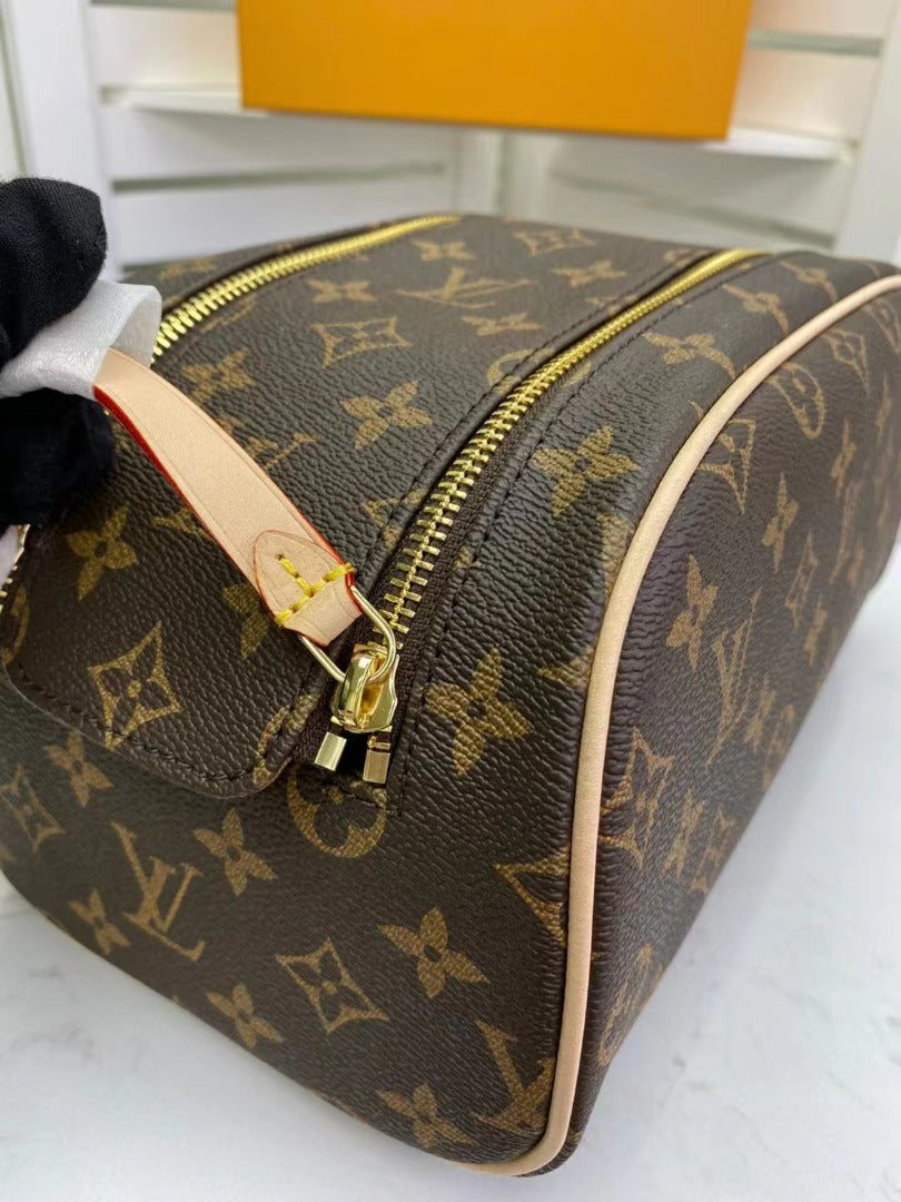 Top Quality King Size Toiletry Monogram Canvas For Women, WoBags, Travel Bags 11in/28cm Top Quality M47528