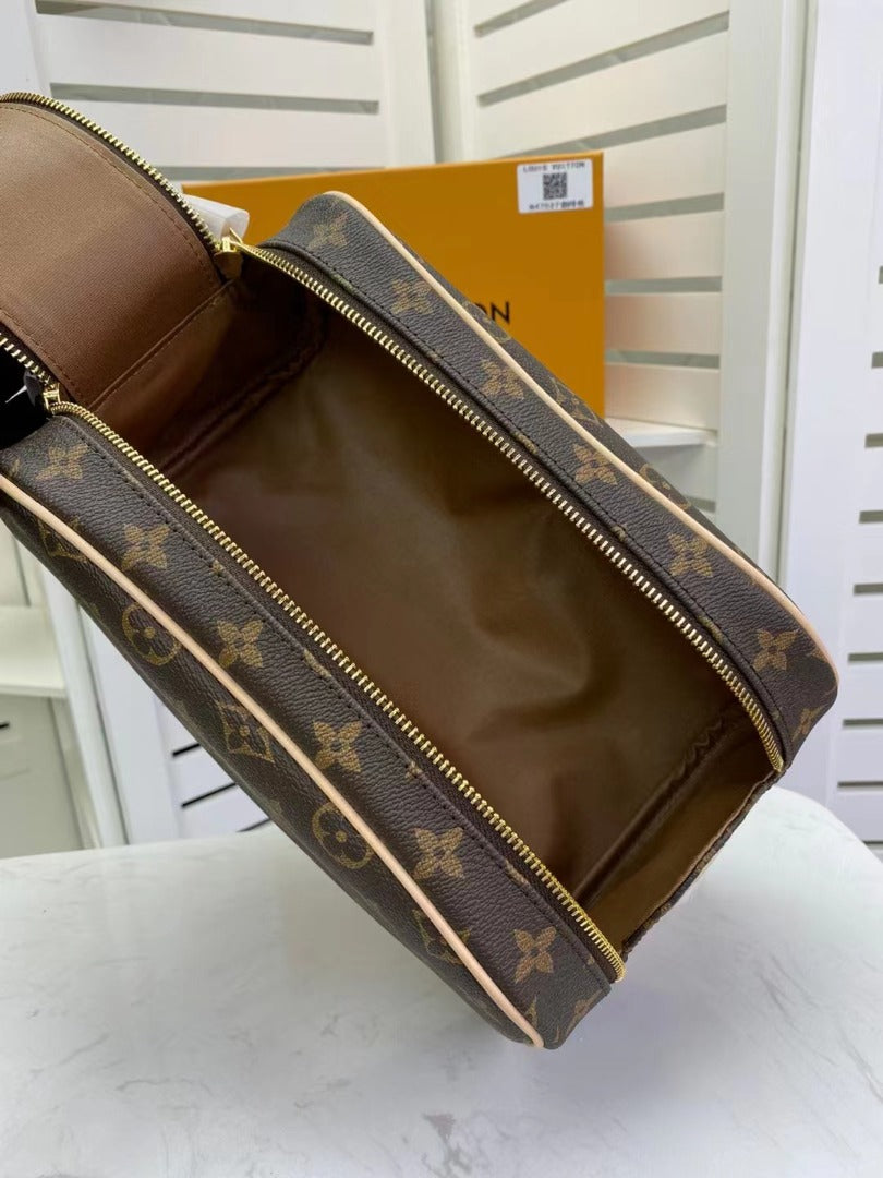 Top Quality King Size Toiletry Monogram Canvas For Women, WoBags, Travel Bags 11in/28cm Top Quality M47528