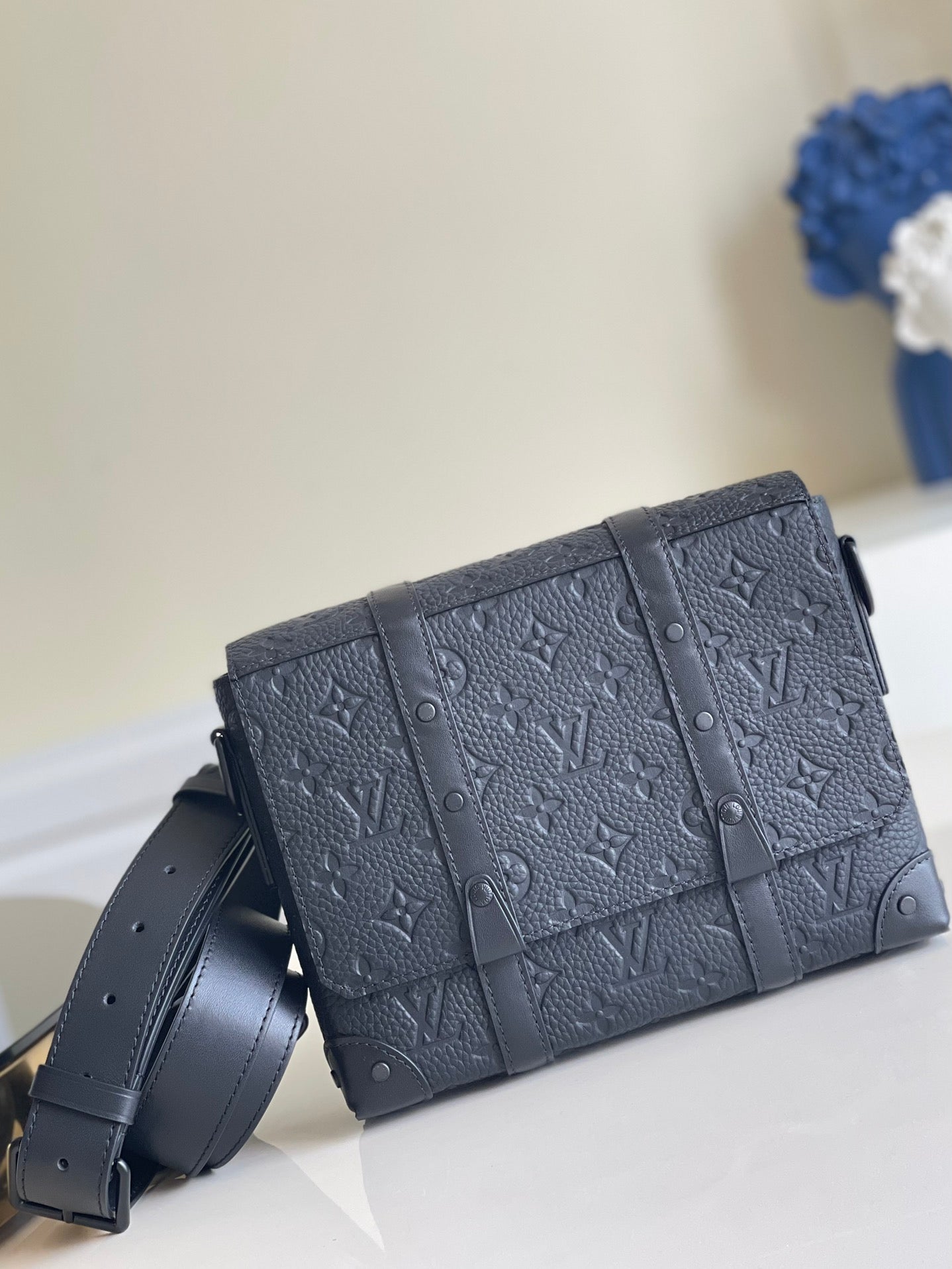 Top Quality Trunk Messenger Taurillon Monogram Black For Men, Bags, Shoulder And Crossbody Bags 9.4in/21cm Top Quality M57726
