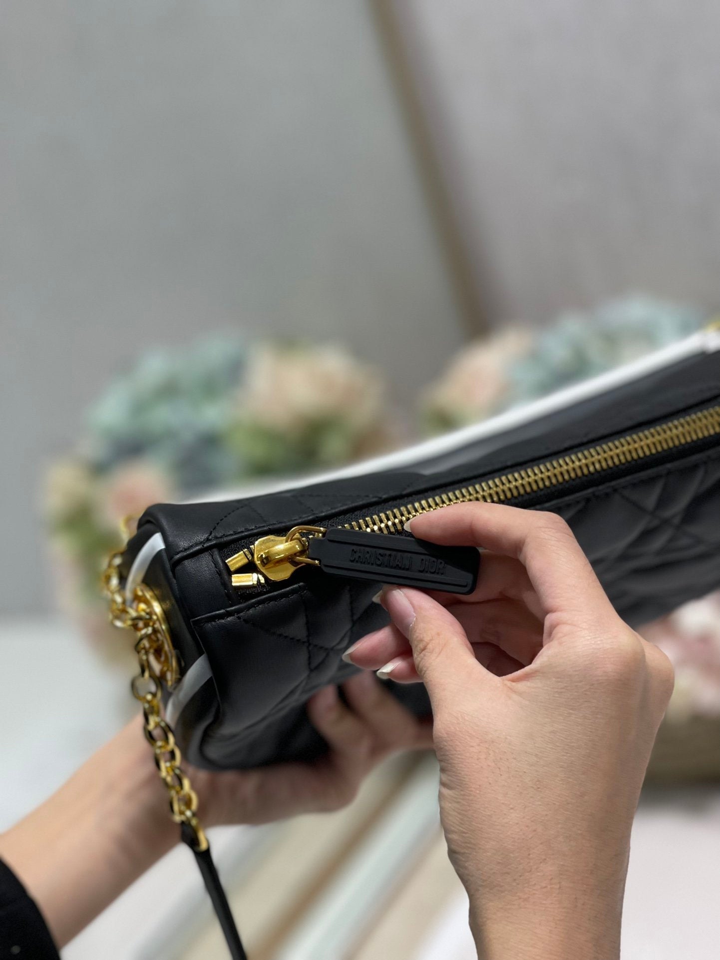 Top Quality MeTop Qualityum Vibe Hobo Bag Black Cannage, Black Handbags, Crossbody Bags, 30cm CD M7201ONOA_M911