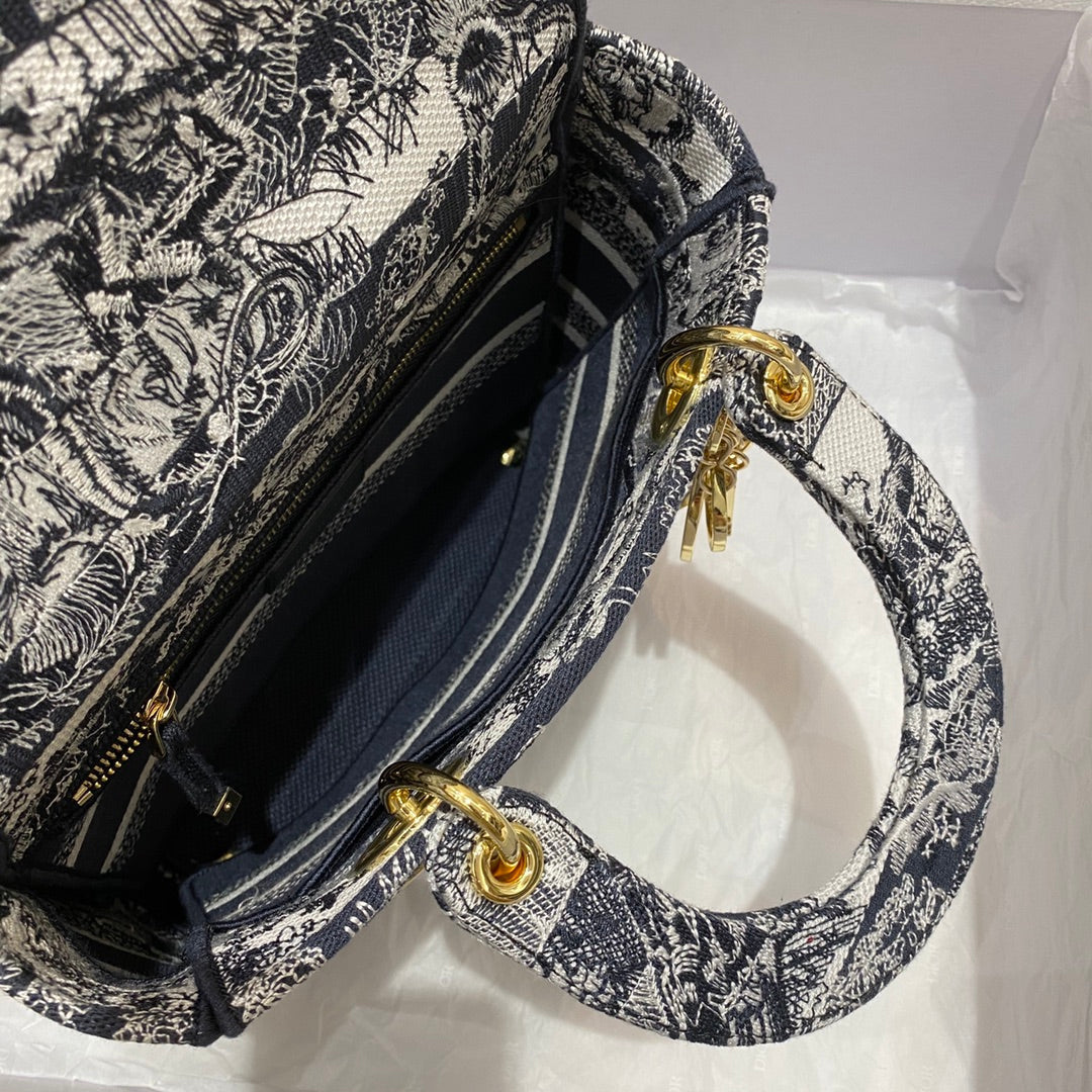 Top Quality MeTop Qualityum Lady D-Lite Bag Toile de Jouy Stripes Embroidery, Navy Blue Handbags, 24cm CD M0565ORLP_M928