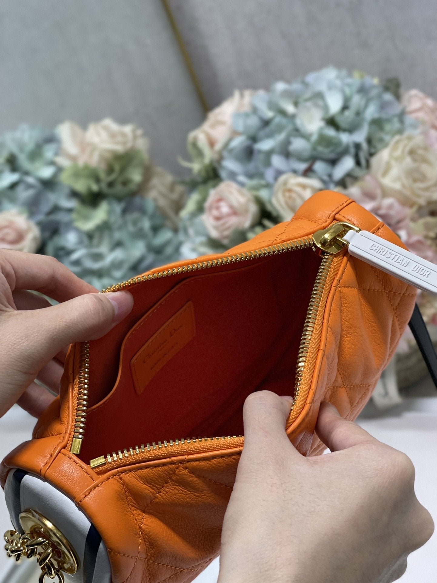 Top Quality Small Vibe Hobo Bag Top QualityuoresTop Qualitynt Orange Macrocannage, Orange Handbags, Crossbody Bags, 20cm CD M7200ODDO_M057