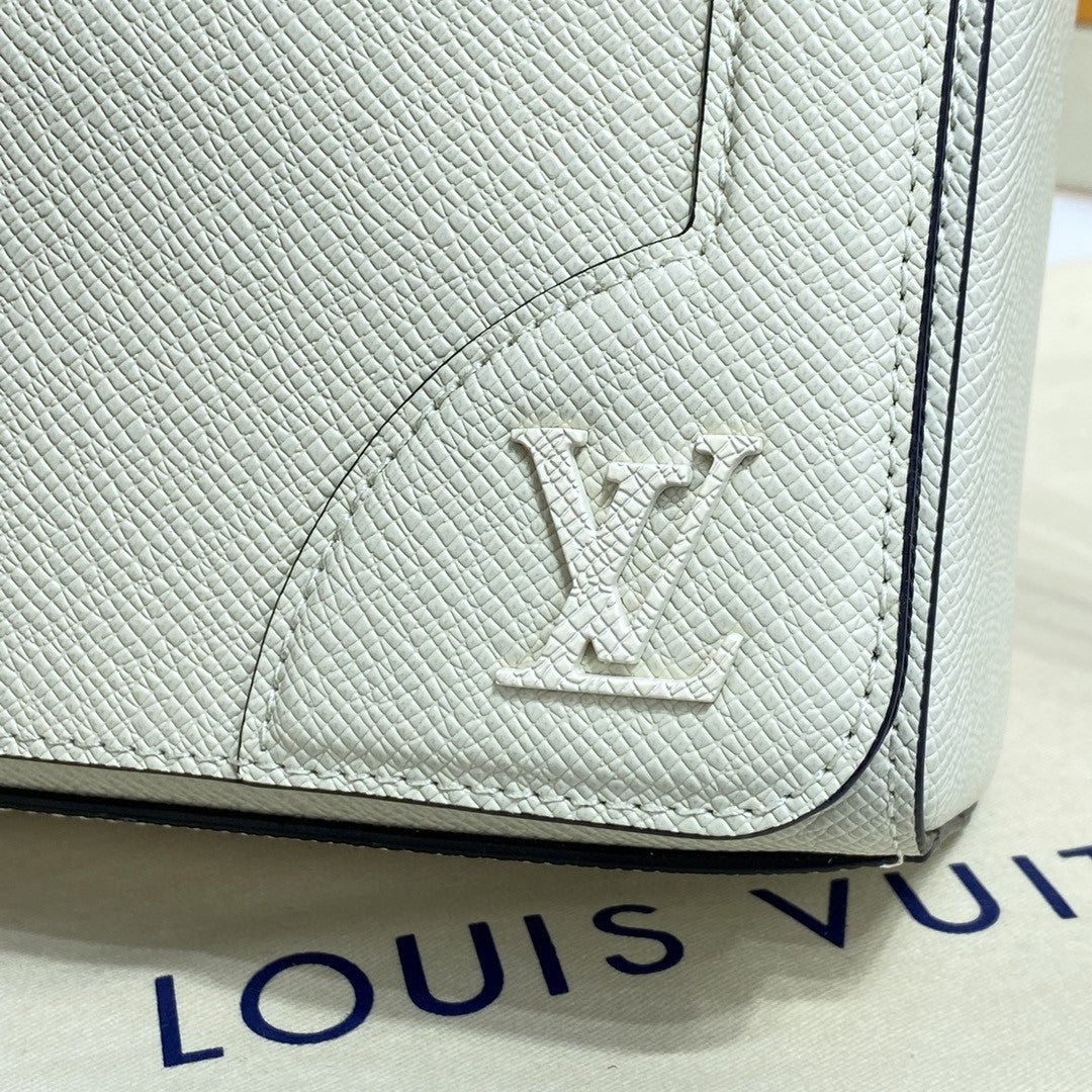 Top Quality New Flap Messenger Bag Taiga White For Men, Bags, Shoulder And Crossbody Bags 11.1in/28.3cm Top Quality 