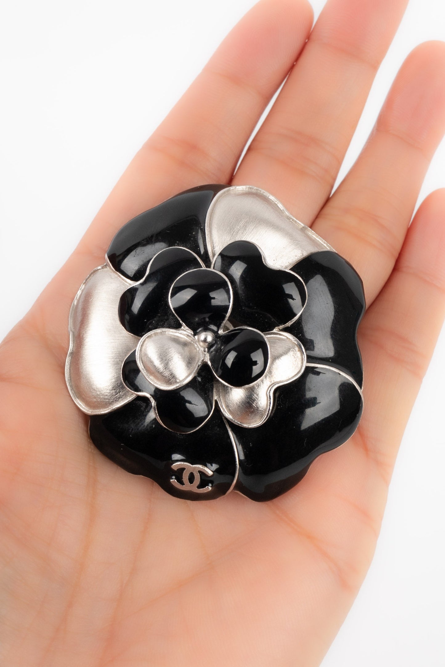 Broche camélia Chanel