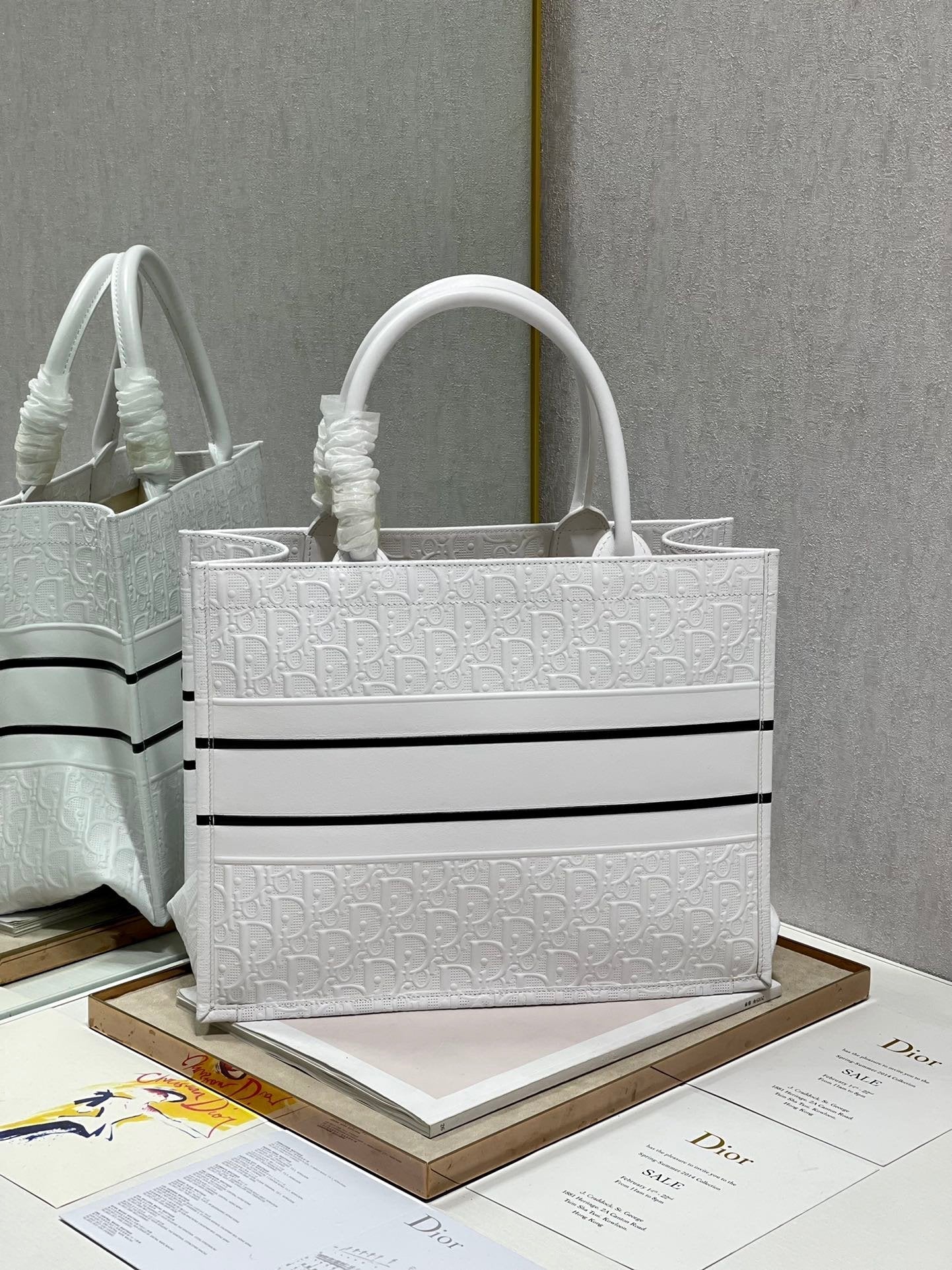 Top Quality  MeTop Qualityum Book Tote White, For Women, Womens Handbags 14in/36cm CD