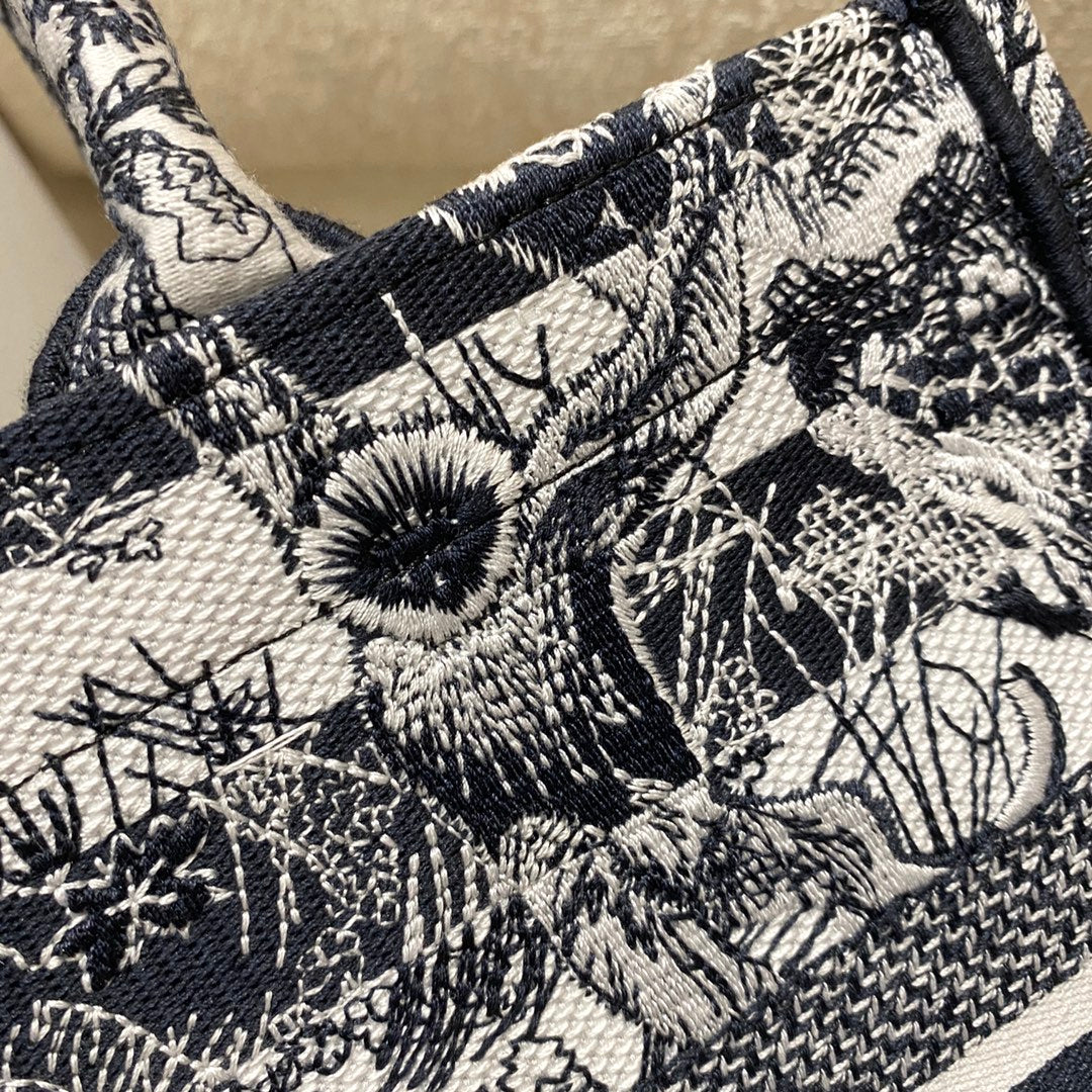 Top Quality MeTop Qualityum Book Tote Toile de Jouy Stripes Embroidery, Navy Blue, For Women Women’s Handbags, 36cm CD M1296ZRLP_M928