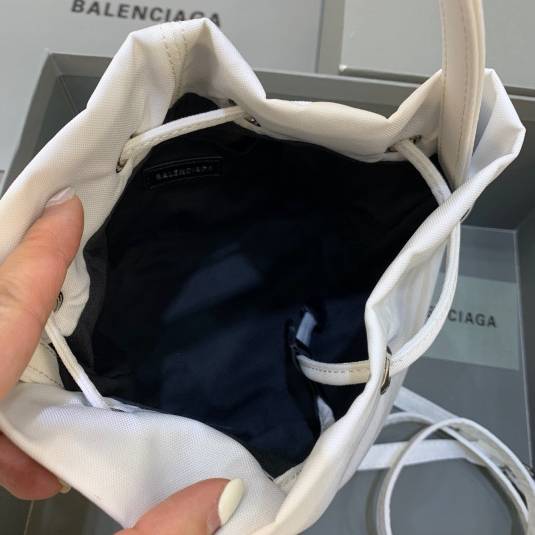 Top Quality Le Cagole MeTop Qualityum Bucket Bag In White, For Women,  Bags 11.8in/30cm