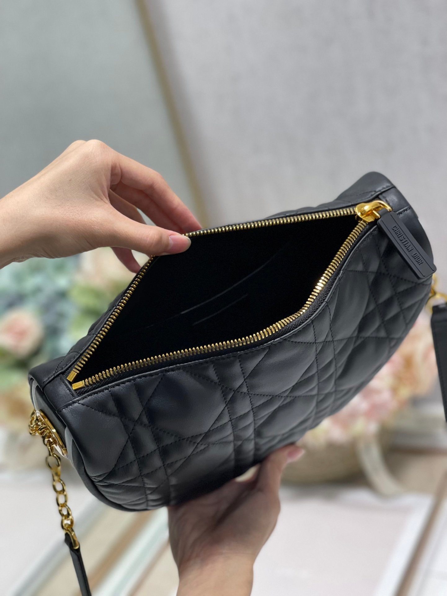 Top Quality MeTop Qualityum Vibe Hobo Bag Black Cannage, Black Handbags, Crossbody Bags, 30cm CD M7201ONOA_M911