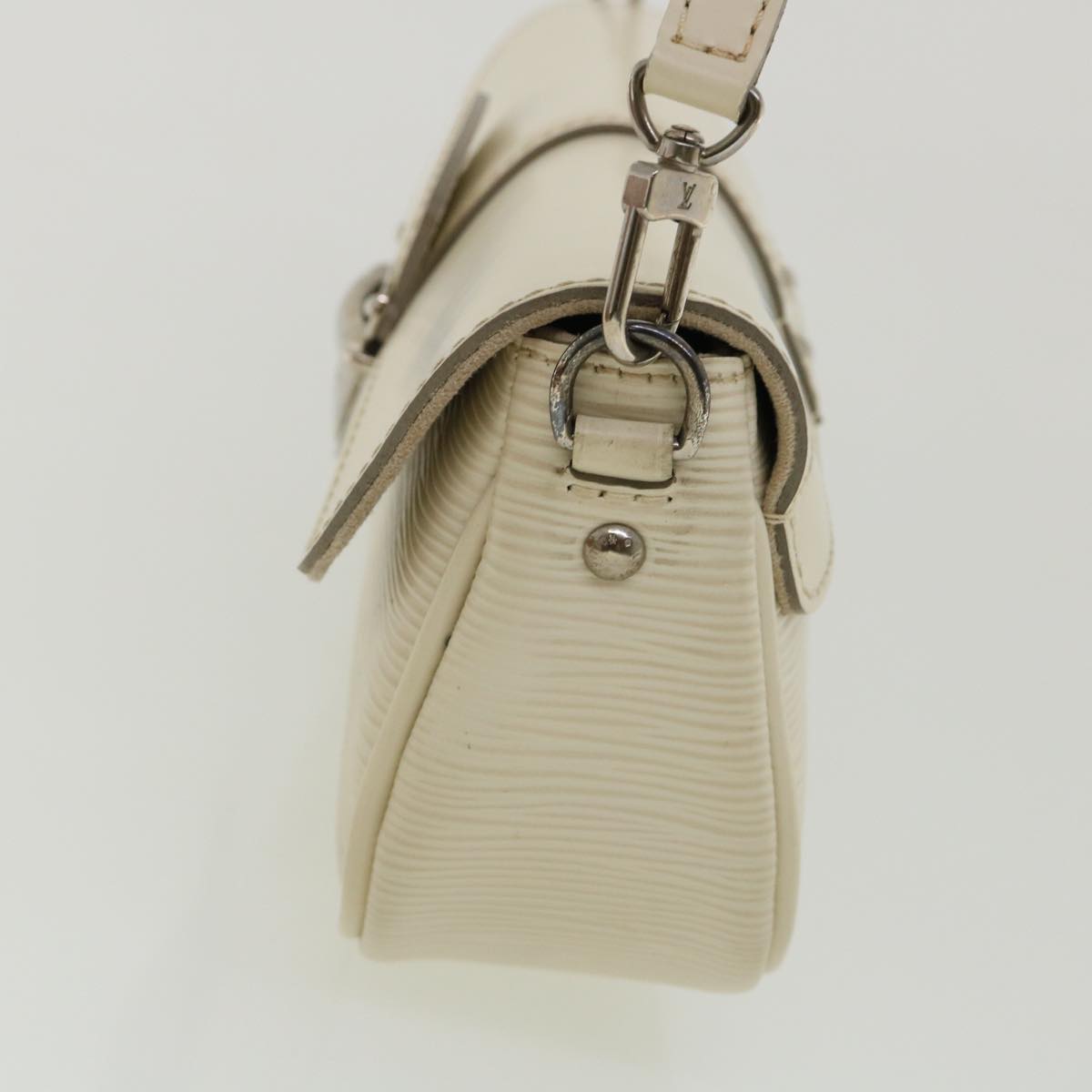LOUIS VUITTON Epi Pochette montagne Shoulder Bag White Yvoire M5929J Auth am3373