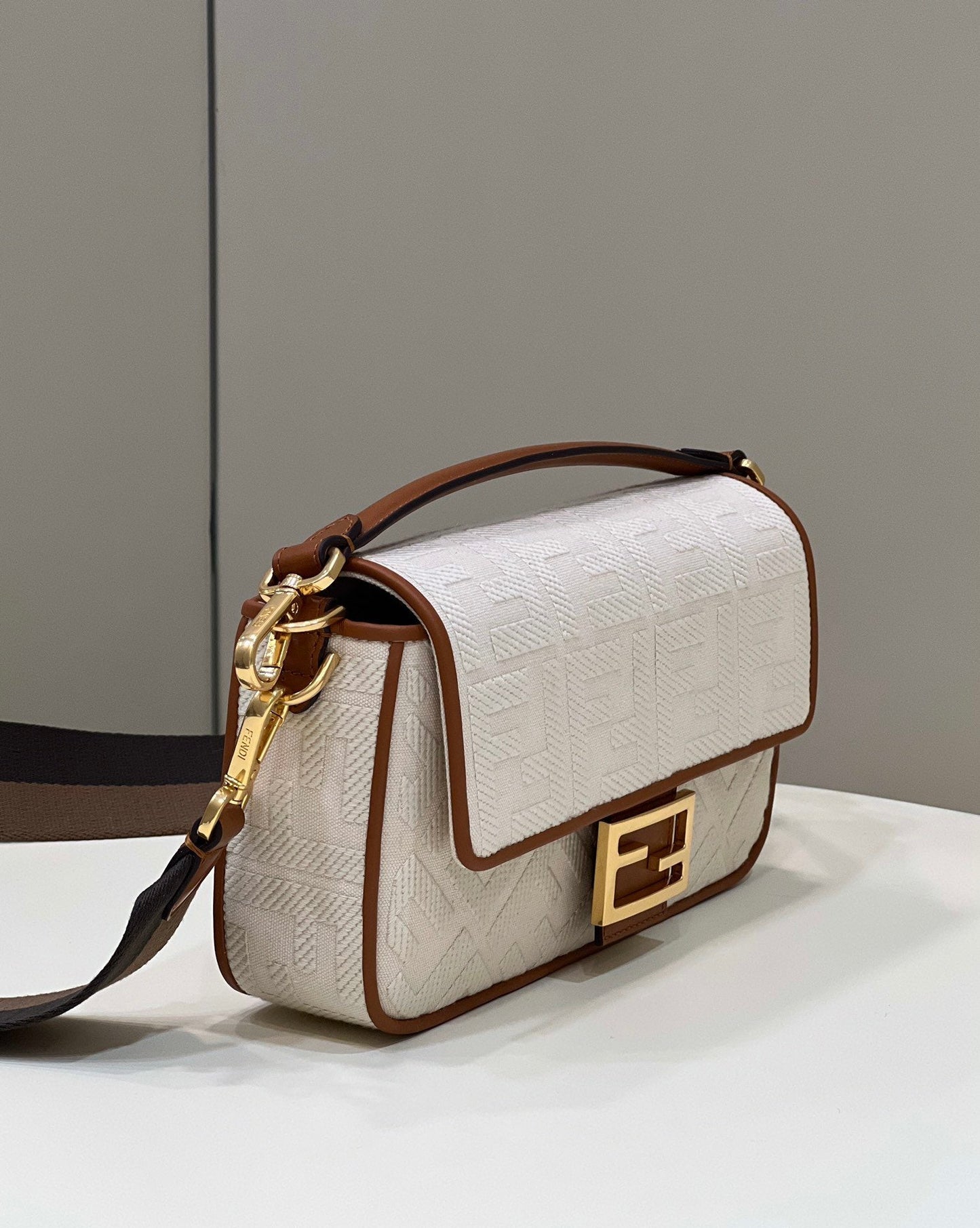 Top QualityTop Quality Baguette White For Women, Women’ Handbags, Shoulder And Crossbody Bags 10in/27cm FF 8BR600